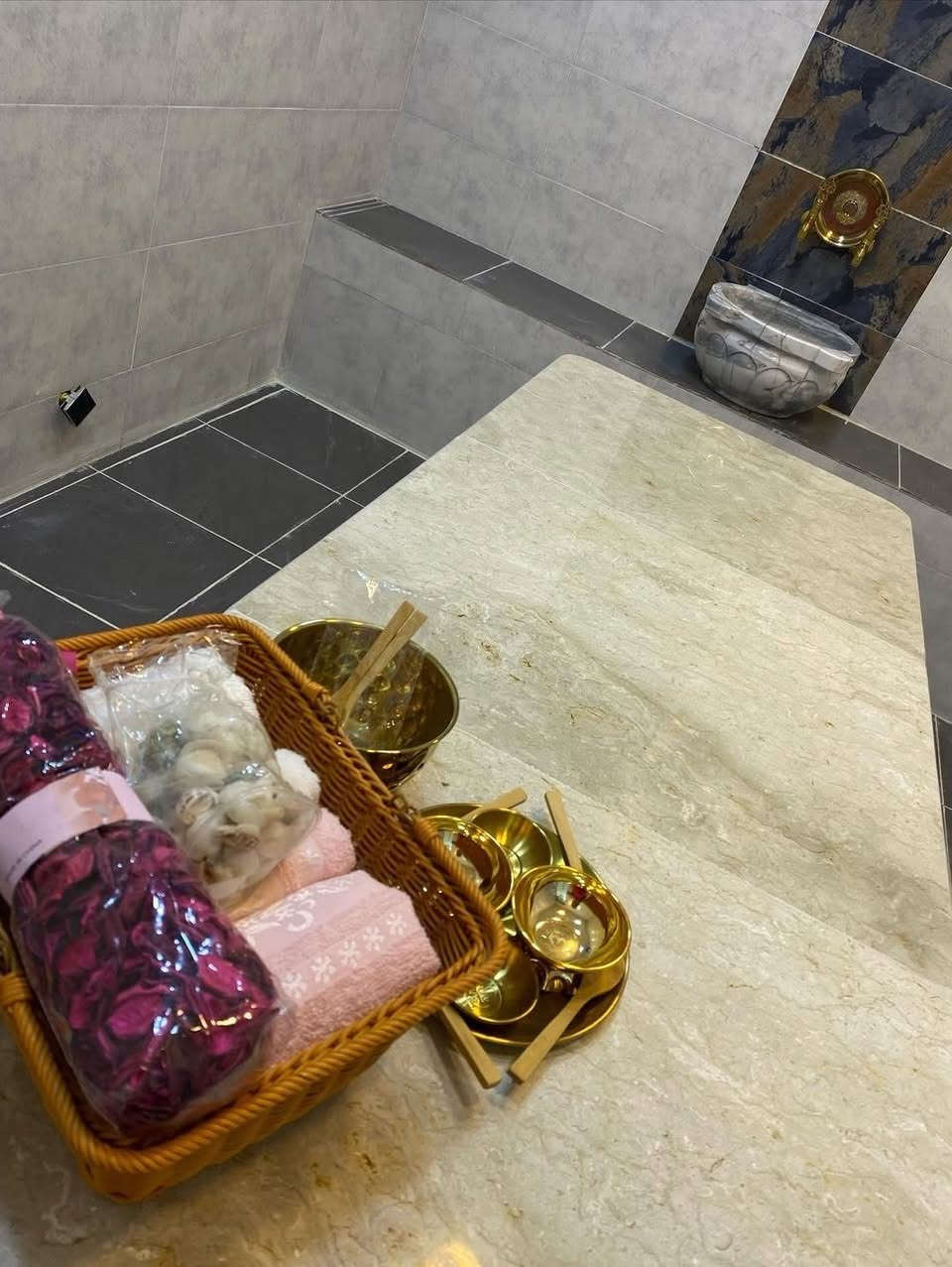 السلام عليكم سنتر حلاقه كامل يرهم نسائي او رجالي   حمام سبا تركي بخار جلسة انتظار رسبشين سبالت عدد 2 /   منضومة كامرات 3 كراسي وميوزه حلاقه وثلاجه وتخم السنتر  العنوان سامراء سنتر المدينه مقابل جامع الرزاق السعر 20 وبي مجال كامل مع الديكور والغراض ***********

