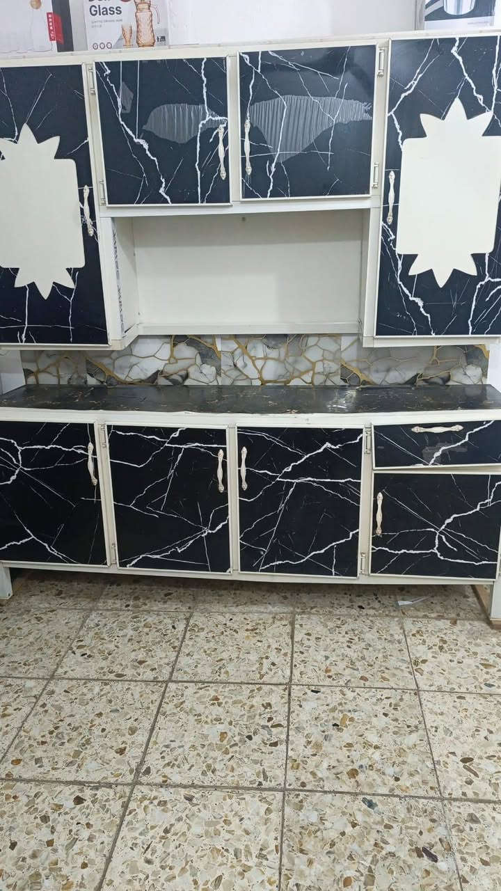 سلام عليكم كاونتر مستعمل  للبيع نظيف جدا تعال وشوف بعينك مكاني شعلة  نريده ب ٢٠٠ اتصل على رقم ***********
