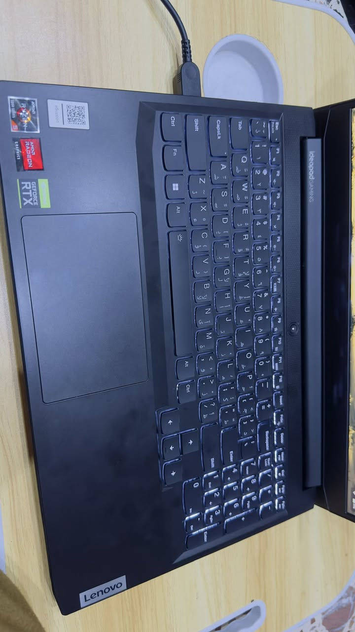💻 للبيع: لابتوب Lenovo IdeaPad Gaming 3 (شبه جديد)
الجهاز نظيف جداً وبحالة ممتازة (استخدام خفيف جداً مايعبر اليوم)، مواصفات قوية للألعاب والبرامج الهندسية والمونتاج:

 المعالج (CPU): AMD Ryzen 5 5600H (سداسي النواة، أداء قوي جداً ينافس الـ Core i5 من الجيل 11-12).

 كرت الشاشة الخارجي (GPU): NVIDIA GeForce RTX 3050 Ti بسعة 4GB VRAM (نسخة الـ Ti الأقوى في الأداء والأعلى فريمات).

 الذاكرة العشوائية (RAM): 8GB DDR4 بتردد سريع 3200MHz (قابلة للتطوير لان يحتوي ع منفذين رامات).

 الهارد (Storage): 256GB m.2 سريع جداً في الإقلاع وفتح الألعاب بلمح البصر.( بي تحويله تكدر تضيفله هارد عادي او m.2 )

 الشاشة: قياس 15.6 بوصة بدقة FHD مع تردد 120Hz 

السعر :775 الف


**إذا كنت صاحب هذا الإعلان وتريد حذفه لأي سبب، رجاءا أرسل رسالة إلى الدعم الفني**