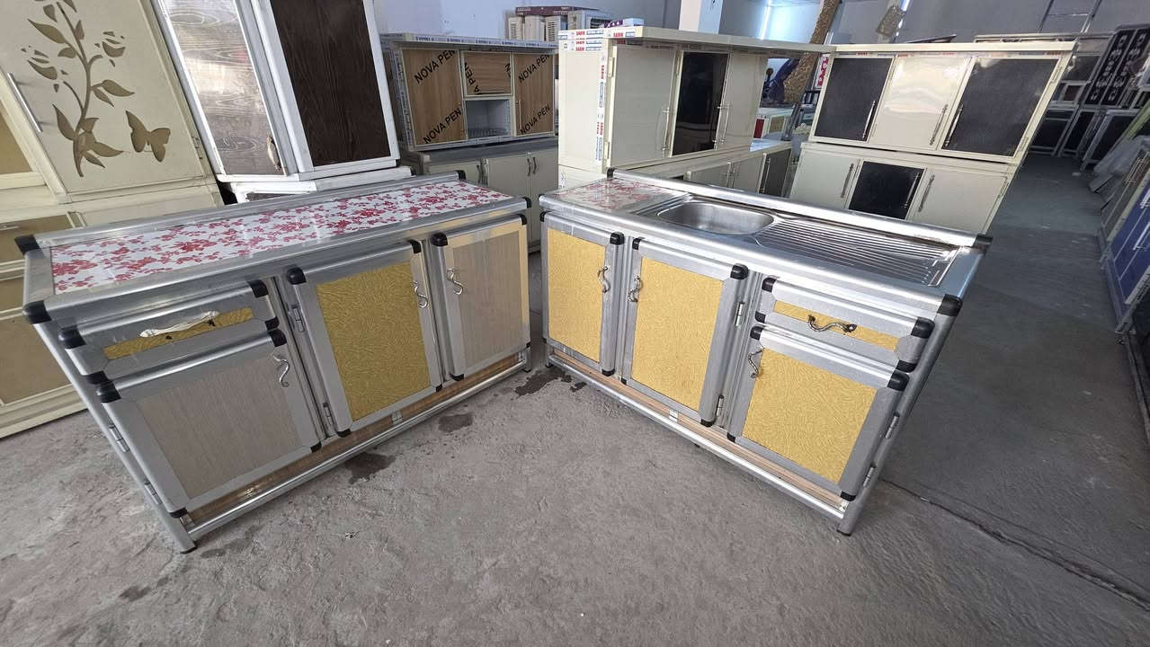 كاونتر مستخدم للبيع ارضيه متر ونص وسنكي متر ونص السعر 185 العنوان كربلاء حي العامل نهاية 🔚 السوق قرب جامع اهل البيت معرض بركات ال محمد عليهم السلام والتحيه هاتف 📞 ***********
