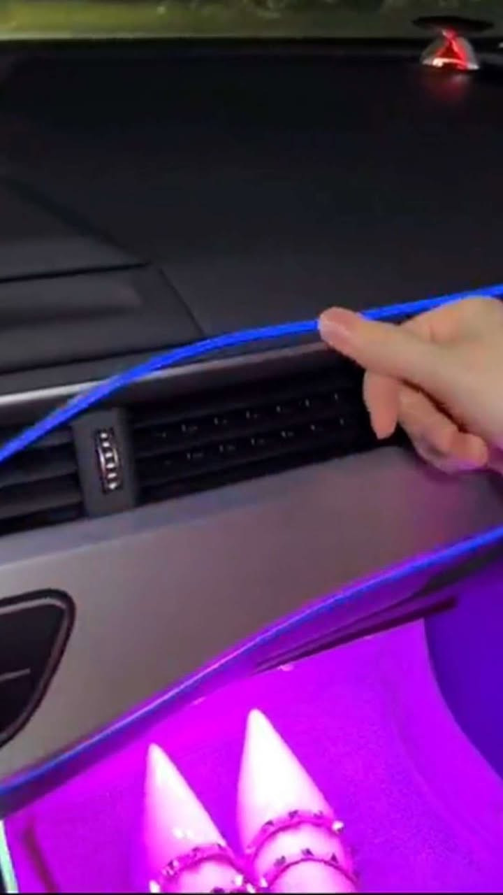 عروض عروض رأس السنه 😍

إضاءة نيون للسيارة لوحة القيادة (الدشبول)

الاستخدامات:

تزيين لوحة القيادة (الدشبول) وإضافة لمسة جمالية عصرية للسيارة.

إضاءة محيطية تضفي جو مميز أثناء القيادة ليلاً.

مناسبة للرحلات، المناسبات الخاصة، أو لمن يحب التميز داخل سيارته.

المميزات:

شريط إضاءة نيون بطول 3 أمتار لتغطية واسعة.

يعمل عبر USB، سهل التوصيل والتشغيل.

يدعم 7 ألوان مختلفة: أحمر، أخضر، أزرق، أصفر برتقالي، أبيض، أزرق ثلجي، وردي بنفسجي.

استهلاك طاقة منخفض (2 واط فقط) مع عمر افتراضي طويل يصل حتى 10,000 ساعة.

مرن وسهل التثبيت على أي جزء من السيارة.

مقاوم للماء بمعيار IP67.

محتويات الصندوق:

شريط إضاءة نيون بطول 3 متر.

سلك USB بطول 120 سم مع زر تحكم للتشغيل وتغيير الألوان.

وحدة تشغيل صغيرة.

ملاحظات:

أبعاد الغلاف: 15 × 10 × 5 سم.

يعمل على جهد 5 فولت USB.

نطاق حرارة التشغيل: من -20° حتى +60°.

التوصيل بغداد 3 الاف باقي المحافظات 5 الاف

السعر: تواصلو مع ***********
