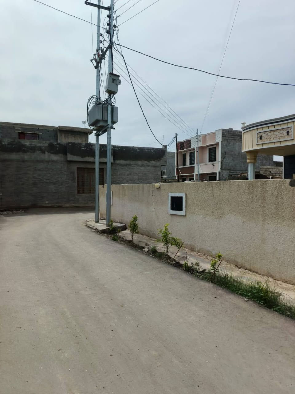 سلام عليكم مكتب اليزن للعقار
🏠بيت للبيع هورجب مساحة 500
مساحة البناء 265 م
طابقين بناء طابوق 
3 غرف نوم معى حديقة 
ماء كهرباء تبليط خدمات كاملة 
سند 25 قريب على المدارس يبعد عن المستوصف 5 دقائق 
سعر 200 و بي مجال 
الاتصال على رقم 
***********
