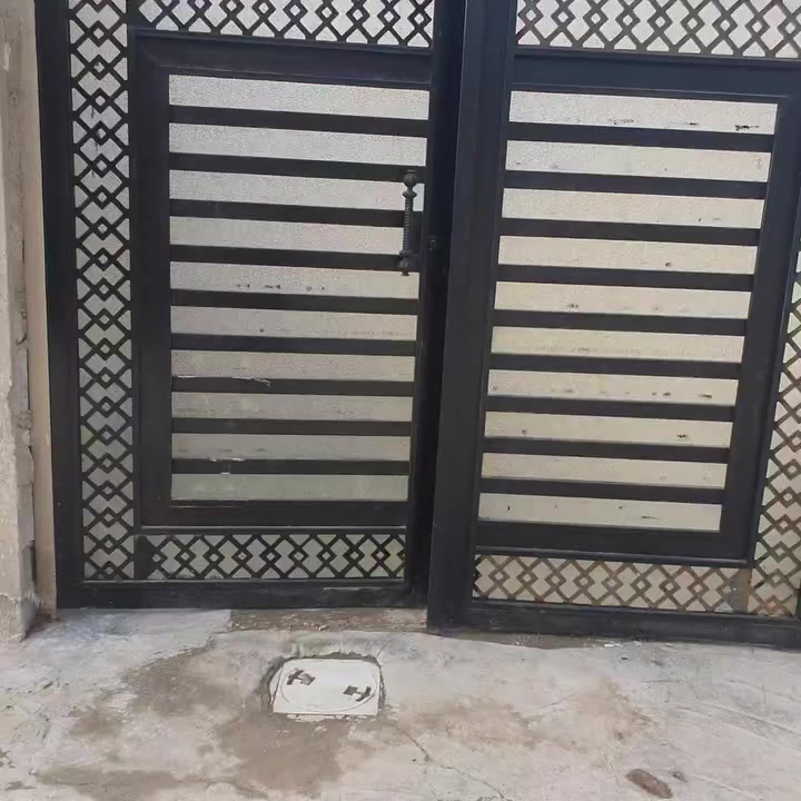 السلام عليكم بيت ٢٠٠ متر لبيع في منطقة الاصلاح مقابل بوب الشام يتكون البيت من استقبال وصالة غرفة نوم ومطبخ وخدمات  سعر البيت ٥٥ بي مجال /***********
