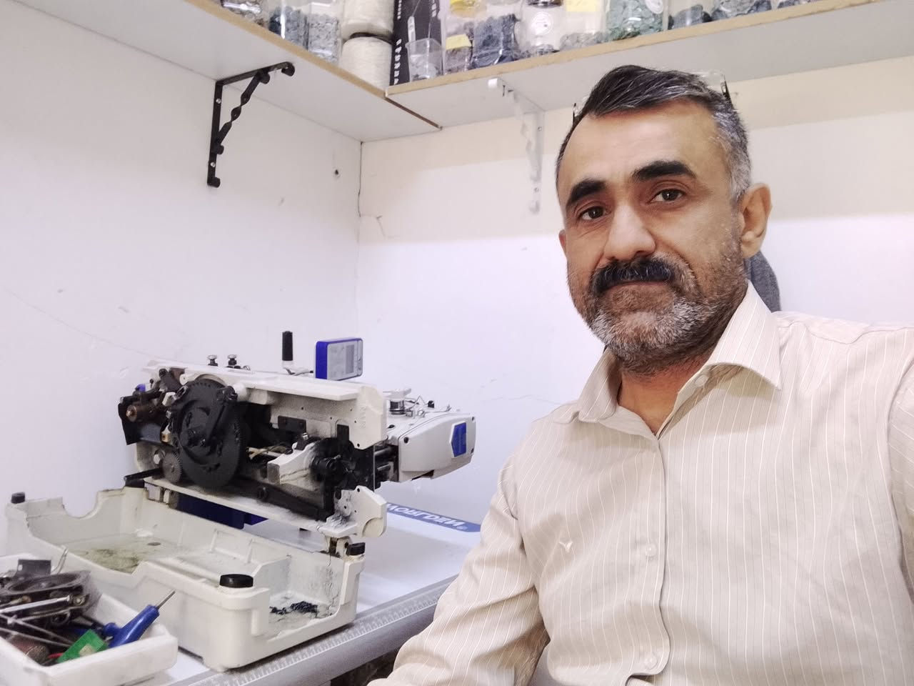 🔥 تعبت من توقف الماكينة وكثرة الأعطال؟ 🔥
بعد لا تحتار… الحل موجود ويانه 👌

🧵 محل مكائن خياطة حيدر الحمودي 🧵
خبرة وصيانة تخليك ترجع ماكينتك تشتغل مثل الجديدة ✨

✅ تصليح كافة أنواع مكائن الخياطة المنزلية والصناعية
✅ كشف سريع ودقيق للأعطال
✅ تبديل المكائن المستعملة بأنواعها المختلفة
✅ شراء وبيع المكائن المستعملة
✅ توفير كافة المستلزمات والمواد الاحتياطية الأصلية

⚙️ خبرة بكافة أنواع المكائن:
• الجك
• السنجر
• الأوفر
• اللقط
• التطريز
• والمكائن الصناعية والمنزلية كافة

📍 تتوفر خدمة التصليح الموقعي للمحلات والبيوت
نوفرلك خدمة الوصول لمكانك حتى إذا الماكينة ثقيله ، ويتم فحص العطل وتصليحه بأسرع وقت وبأفضل دقة للحفاظ على أداء الماكينة وجودة الخياطة.

✨ ليش الزبائن يختارونا؟
✔️ شغل مضمون
✔️ أسعار مناسبة
✔️ سرعة بالإنجاز
✔️ تعامل راقي وثقة
✔️ خبرة بكل أنواع المكائن

📞 للحجز والاستفسار:
***********
***********

💠 حيدر الحمودي — عنوان للثقة والخبرة بعالم مكائن الخياطة

🔥 لە وەستانی مەکینە و زۆربوونی کێشەکان ماندوو بوویت؟ 🔥
ئیتر مەحەیرە مەبە… چارەسەر لەگەڵ ئێمەیە 👌

🧵 فرۆشگای مەکینەی دروومان حەیدەر الحمودی 🧵
شارەزایی و چاکسازییەک کە مەکینەکەت وەک نوێ لێدەکاتەوە ✨

✅ چاککردنی هەموو جۆرە مەکینەی درووی ماڵی و پیشەسازی
✅ دۆزینەوەی خێرا و وردی کێشەکان
✅ گۆڕینی مەکینە بەکارهاتوو بە جۆرە جیاوازەکان
✅ کڕین و فرۆشتنی مەکینەی بەکارهاتوو
✅ دابینکردنی هەموو پێداویستی و پارچەی یەدەکی ڕەسەن

⚙️ شارەزایی بە هەموو جۆرە مەکینەکان:
• Jack
• Singer
• Over
• Laqat
• مەکینەی نەخش و تۆمار
• هەموو جۆرە مەکینە پیشەسازی و ماڵی

📍 خزمەتگوزاری چاکسازی لە شوێنی خۆتان بۆ دوکان و ماڵەکان بەردەستە
ئەگەر نەتوانیت مەکینەکە بگوازیتەوە یان قورس بێت، ئێمە دێینە شوێنی ئێوە و بە خێرایی و وردی کێشەکە چارەسەر دەکەین بۆ پاراستنی کارایی مەکینە و کوالێتی دروو.

✨ بۆچی زۆر کەس ئێمە هەڵدەبژێرن؟
✔️ کارێکی متمانەپێکراو
✔️ نرخێکی گونجاو
✔️ خێرایی لە تەواوکردنی کار
✔️ مامەڵەی باش و متمانە
✔️ ئەزموونی تەواو لە هەموو جۆرە مەکینەکان

📞 بۆ پەیوەندی و داواکردنی خزمەتگوزاری:
***********
***********

💠 حەیدەر الحمودی — ناونیشانی متمانە و ئەزموون لە جیهانی مەکینەی دروو
