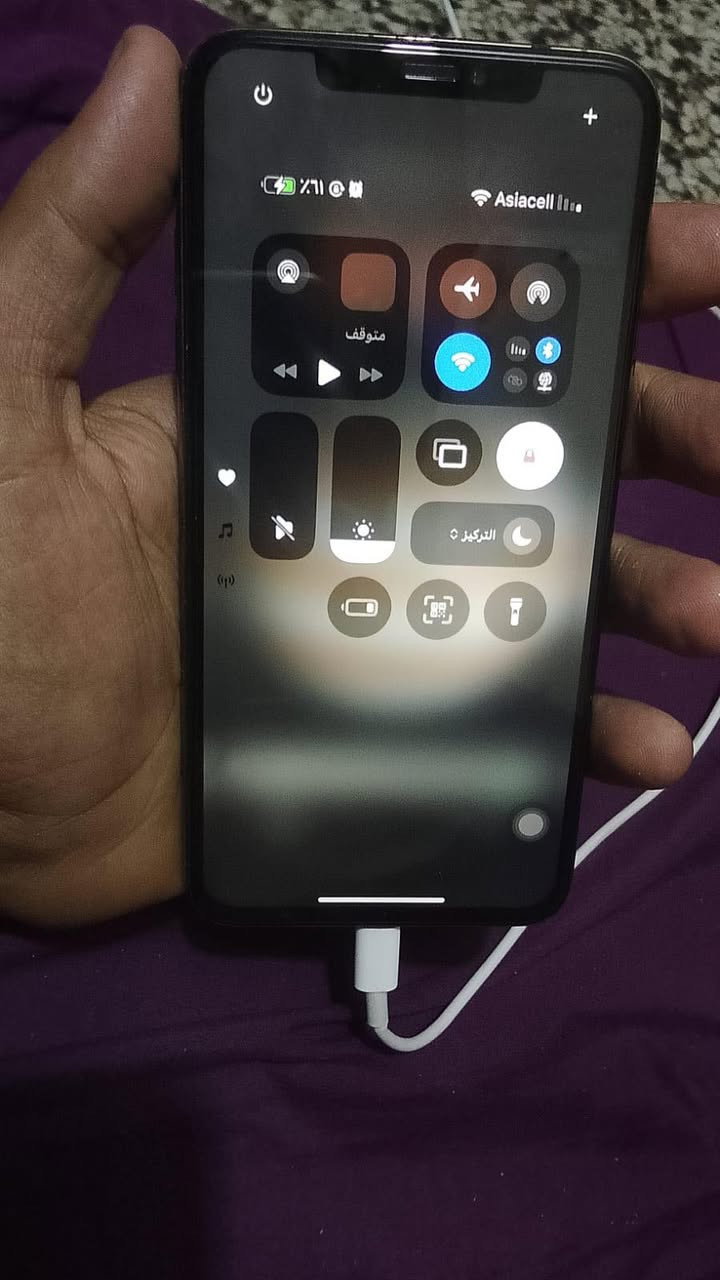 للبيع ايفون اكس ماكس ذ ٢٥٦ امبدل شاشة وبطاريهشغال اي نقص ما بي بس كامده خلفيه عاطله ***********
