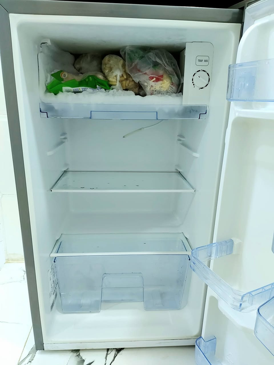 ثلاجة غرفة للبيع شرط التبريد والتجميد وضع الشركة ب 65
***********
