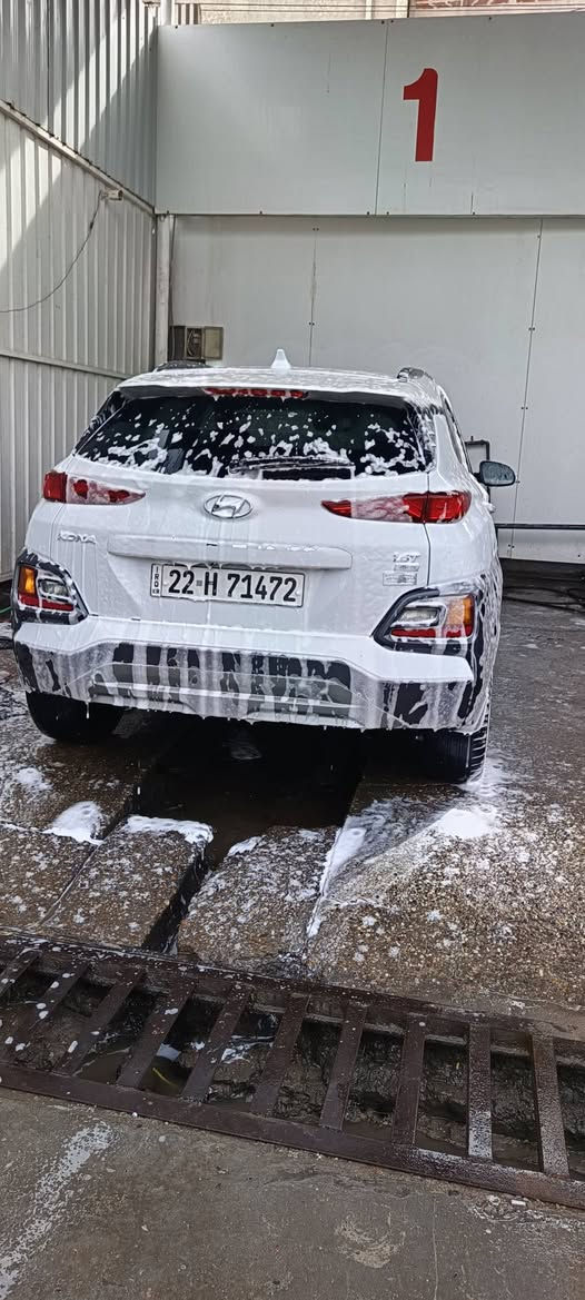 السلام عليكم هوندا كونا للبيع كلين تايتل فقط حافة الدعامية الامامية  
هوندا كونا (Kona)
السنة: 2021
الفئة: Limited (فل كامل تقريباً)
المحرك: 1.6 لتر تيربو 
ناقل الحركة: أوتوماتيك 7 سرعات DCT (دبل كلتش)
نظام الدفع:
دفع رباعي AWD 
استهلاك الوقود: حوالي 14–16 كم/لتر
🛋️ المواصفات الداخلية (Limited)
مقاعد جلد فاخرة
تدفئة للمقاعد الأمامية
مقعد السائق كهربائي
شاشة معلومات 10.25 إنش
Apple CarPlay + Android Auto
نظام صوت ممتاز (Infinity في بعض النسخ)
تشغيل بالبصمة (زر تشغيل)
مكيف أوتوماتيك
فتحة سقف
🛡️ أنظمة الأمان
نظام مانع انغلاق المكابح ABS
نظام الثبات الإلكتروني ESP
كاميرا خلفية
حساسات أمامية وخلفية
نظام المحافظة على المسار
نظام التحذير من التصادم الأمامي
مراقبة النقطة العمياء
6 وسائد هوائية

رقم اربيل الجديد 
عنواني بغداد حي البنوك او الحرية  
للاستفسار اتصل او واتساب 
***********
