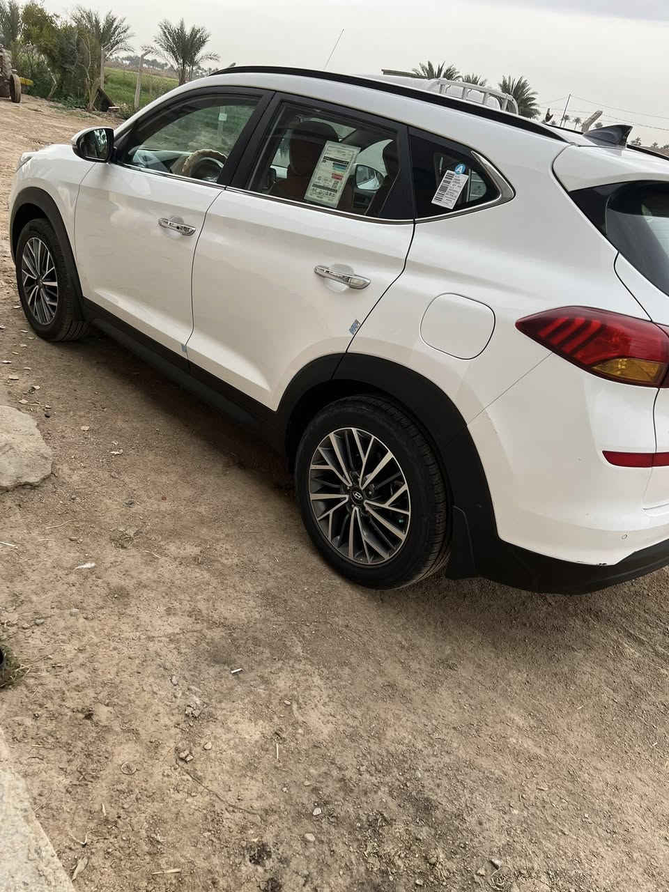 السلام عليكم سياره توسان ٢٠٢٠ للبيع فول موصفات ماشيه ٩٩الف سياره جديده ونضيفه تخم تاير دوشمه جديده السعر 210 وبيها مجال قليل ***********
