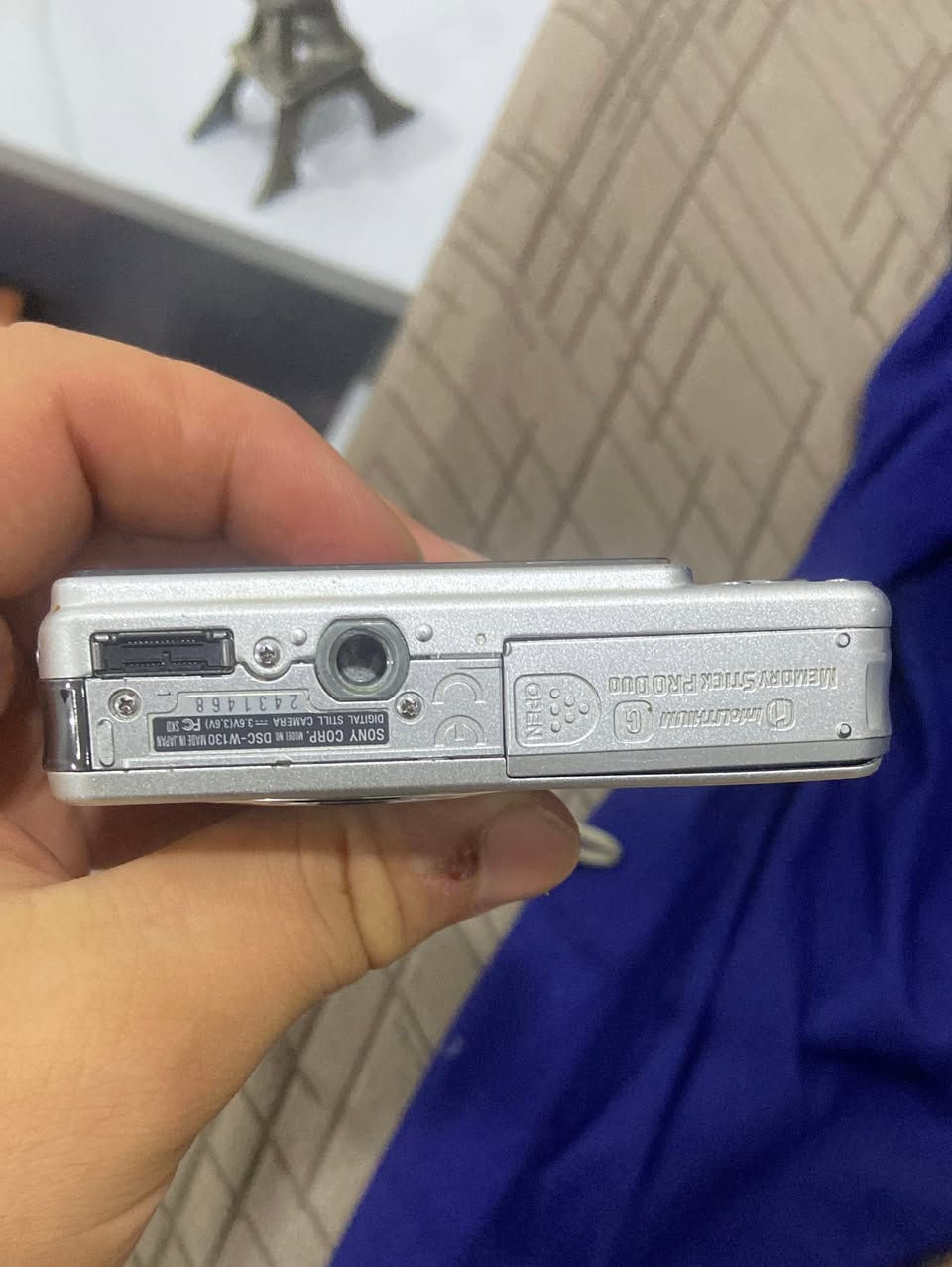 سلام عليكم كاميره sony  cybershot بس بطاري ما يشتغل بعد عيب مابي سعر مناسب رقم ***********
