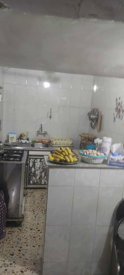 السلام عليكم بيت للبيع ركن طابو ملك صرف المساحة 164 متر الواجهة 8 النزال 20 العنوان نواب الضباط شارع نوتلا كيك مقابل متوسطة الصادق الأمين خلف سوق الشهداء للأستفسار الأتصال على صاحب البيت الأخ ثامر رقم  الهاتف او واتساب على نفس الرقم ***********
