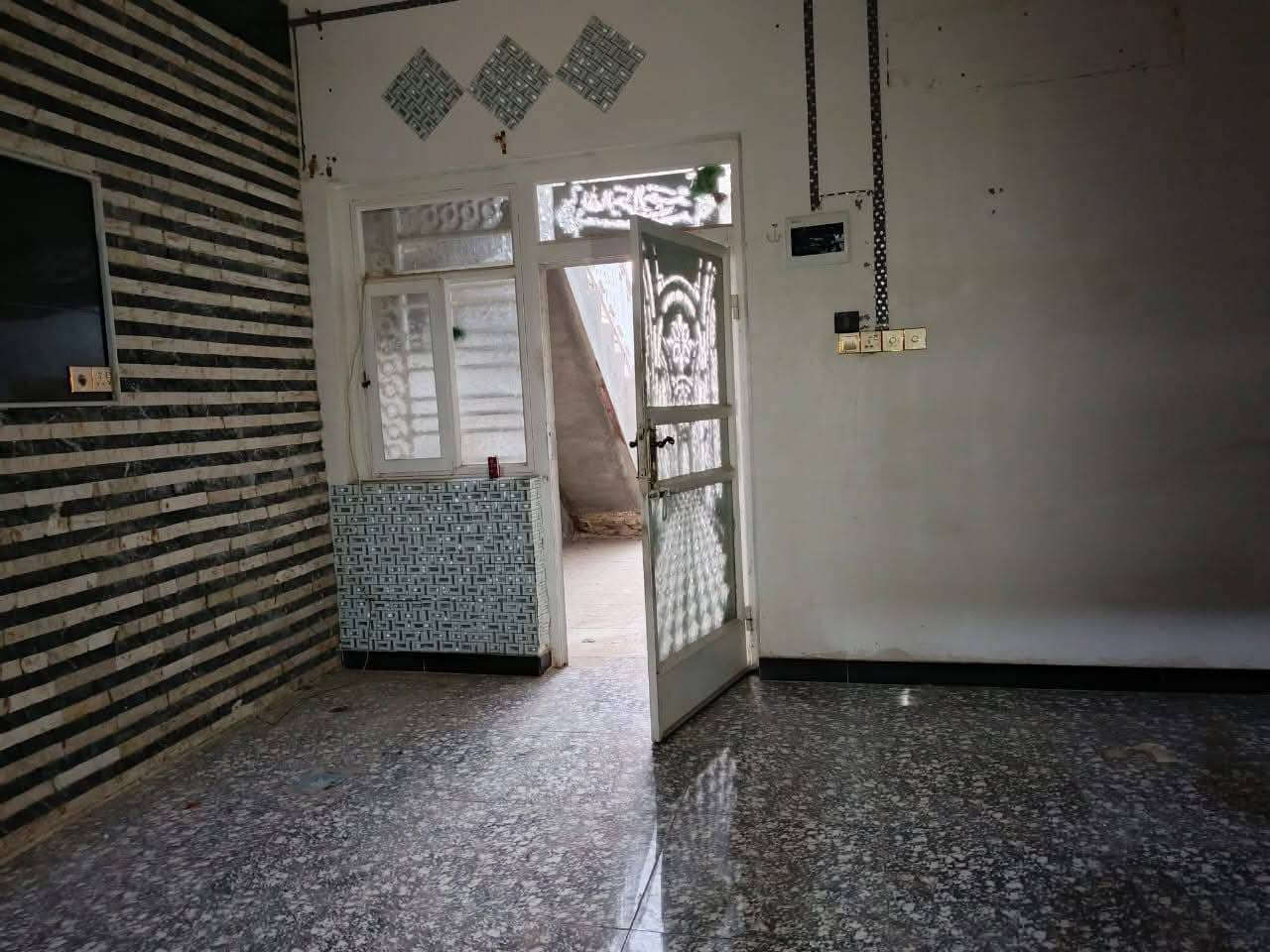 دار سكن في حي الامين المساحه  115 م  يحتوي على غرفة نوم واستقبال ومطبخ وصاله وحمامات داخليه وخارجيه .. البيت جاهز وبناء نظيف جدا ..
موقع الدار //  نزلة سيد حسين ( أبو الأنشائيه )
ملاحظه // يرهم نص السعر نقدي والباقي اقصاط
  للاستفسار الاتصال على
    ***********
    ***********
