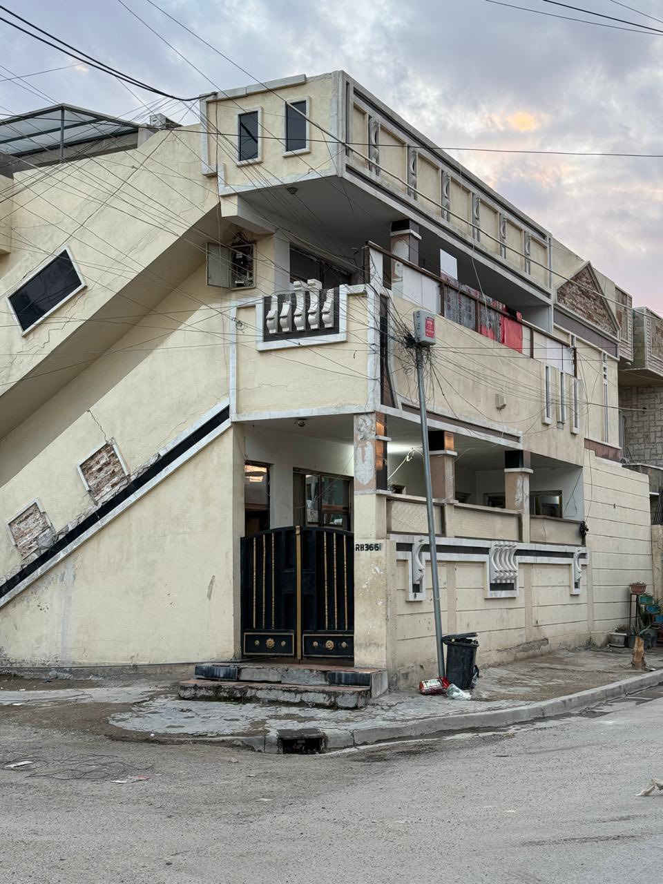 السلام عليكم يوجد دار ركن للبيع 100 متر في العامريه منطقه دور اللواعيب فرع فلافل طربوش يحتوي على وحدتين سكنيه معزولتين درج خارجي وكل وحده سكنيه تحتوي على غرفتين كبيره وصاله ومطبخ وصحيات للاستفسار ‭ 0783 900 0842
