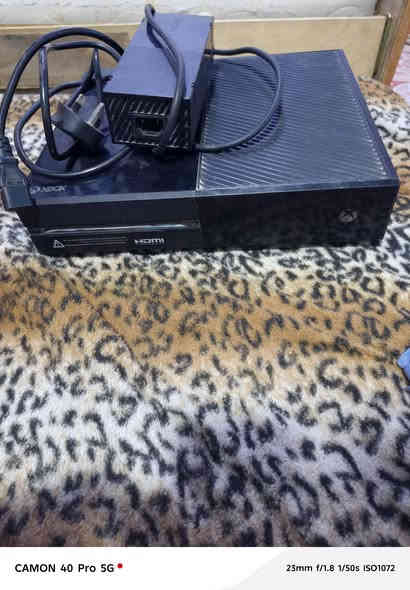 Xbox One fat  للبيع مع ملحقات محولة و  HDMI   بدون جويستك مفتوح لغرض التنضيف مامصلح فقط دگمة اللمس ماتشتغل يعني تگدر تشغلة عن طريق الجويستك تجي هنا تفحص وبالخدمة السعر 80 بي مجال قليل مكاني بصرة هارثة تواصل ***********
