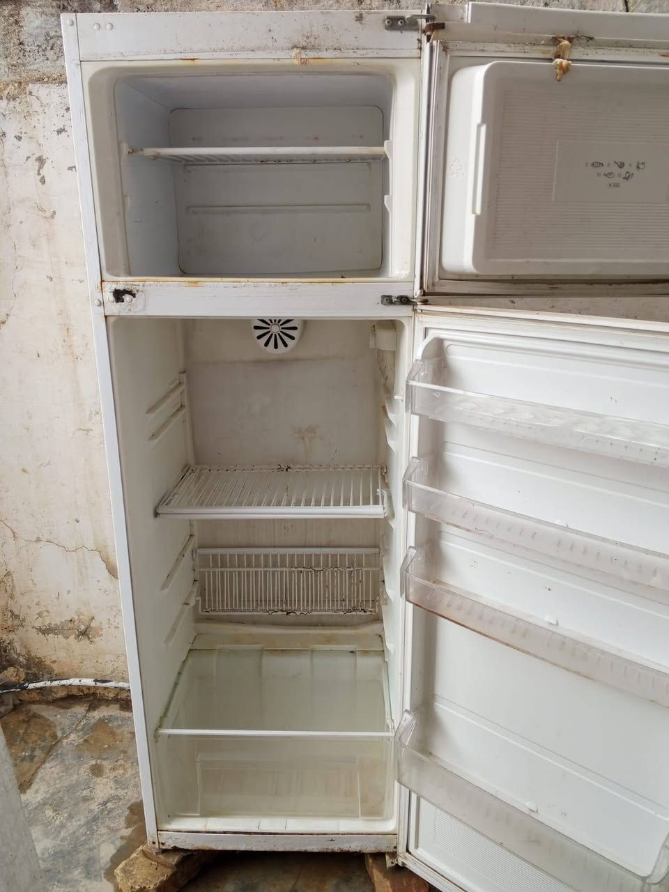 ثلاجة حجم ١٦ شغالة ماطور ابلادي اتبرد نص ونص أعتقد نقص غاز  ٦٠ ألف وبالعافية للياخذها 
***********
