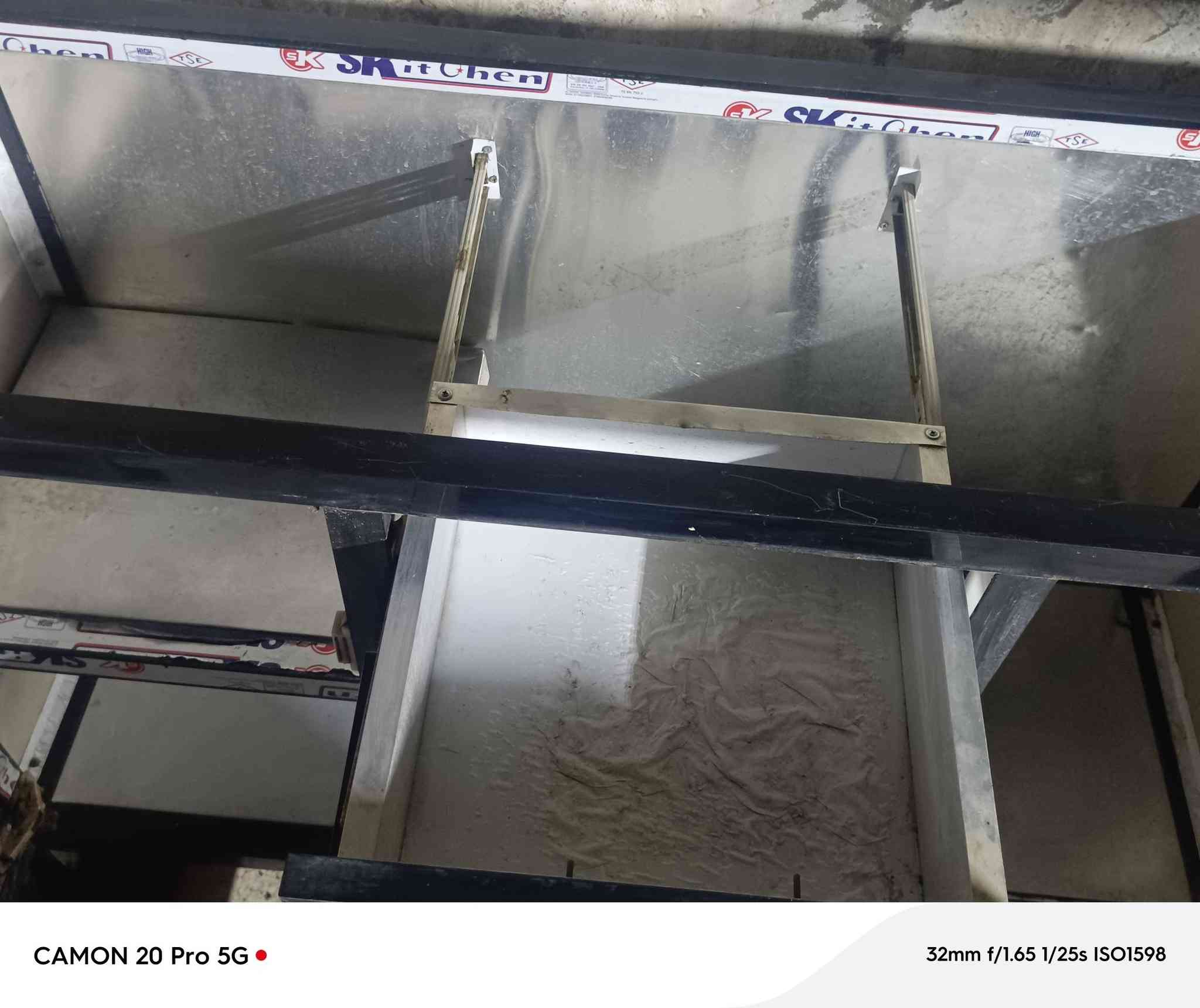 سلام عليكم كاوتنر يجي تركيب 3 قطع سنگي و الملحق يجي فوگ الفتحه  سنگي سل ستيل اصلي باب اول نضيف و يخبل مكانه بل عروبه الثالثه سعره 275 و بي مجال كاوتنر احله من الصور تجي و تشوفه و تقنع و تاخذه اذا مو جديد تعاتبني فقط بيه كسر خفيف مكاني العروبه الثالثه شارع الگوام رقمي *********** اذا خابرتني و ما حصلتني اني بل دوام
