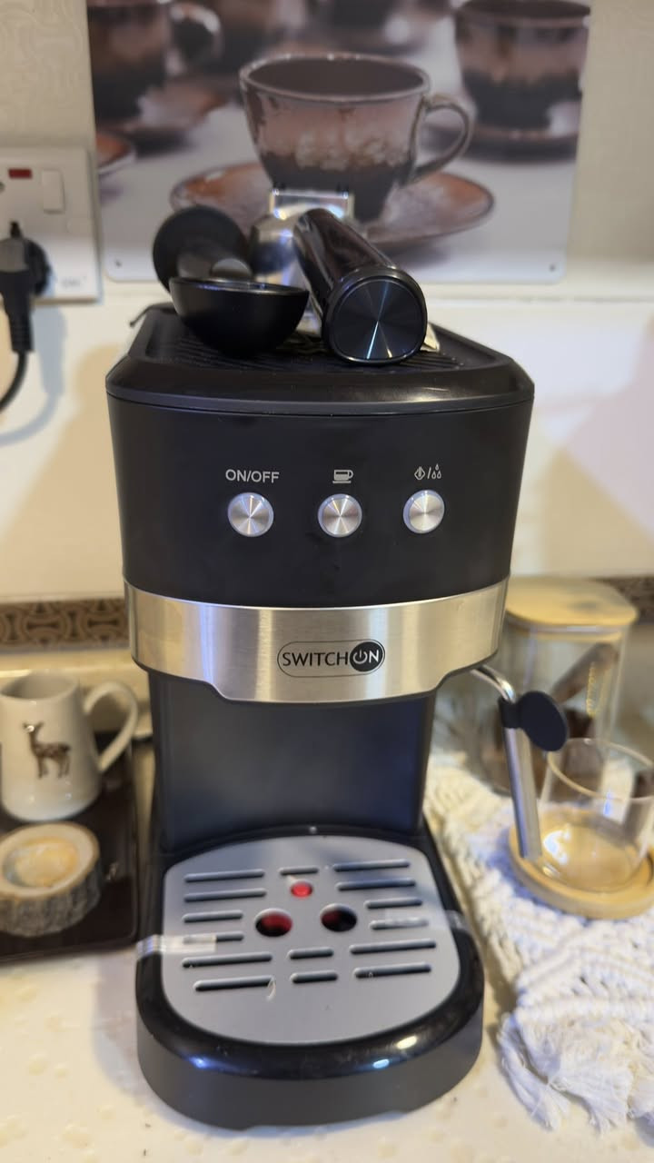 آلة إسبريسو Switch On مع نظام فلتر محمول.
ضغط 15 بار.

 1.2 لتر.

 الطاقة  1100 واط.


**إذا كنت صاحب هذا الإعلان وتريد حذفه لأي سبب، رجاءا أرسل رسالة إلى الدعم الفني**