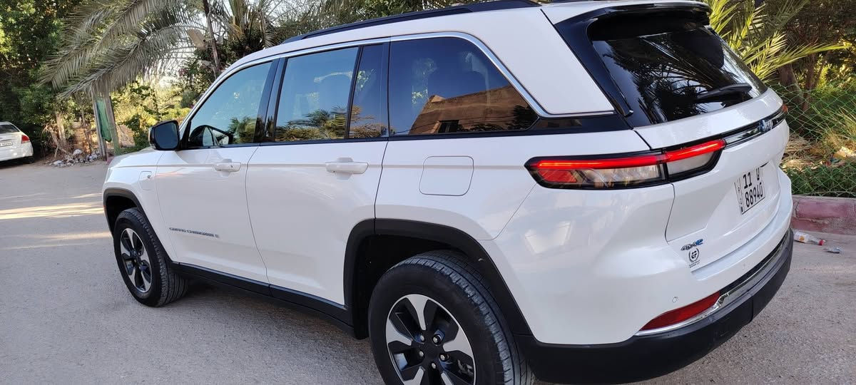 🚗 للبيع – Jeep Grand Cherokee 4xe Anniversary Edition 2024 🚗
🔹 موديل: 2024
🔹 اللون: أبيض
🔹 محرك: 2000 تيربو + هايبرد + Plug-in Hybrid
🔹 المسافة المقطوعة: ٥٠ 
🔹 مرقمة بغداد
صور الحادث في المنشور حدثها يعتبر كلين سياره

✨ المواصفات: ✅ شاشة كبيرة
✅ تشغيل بالبصمة + بصمة أبواب
✅ تشغيل عن بعد
✅ نظام صوت Alpine مع دمام خلفي
✅ مقاعد جلد
✅ مقعد السائق ميموري
✅ مقاعد كهربائية
✅ صندوق كهربائي
✅ حساسات خلفية
✅ إشارات بالمرايا
✅ رادار أمامي
✅ رادارات وكاميرات 360 درجة
✅ بانوراما فتحتين
✅ گير ماوس
✅ نظام نزول المنحدرات
✅ تدفئة للمقاعد
✅ لايتات LED + Back LED

السيارة Anniversary Edition، من أجمل وأعلى الفئات، استخدام شخصي ونظيفة جداً وتستحق المعاينه
الجاد يتصل، وبيك خير وتدلل
مكان بابل
***********
