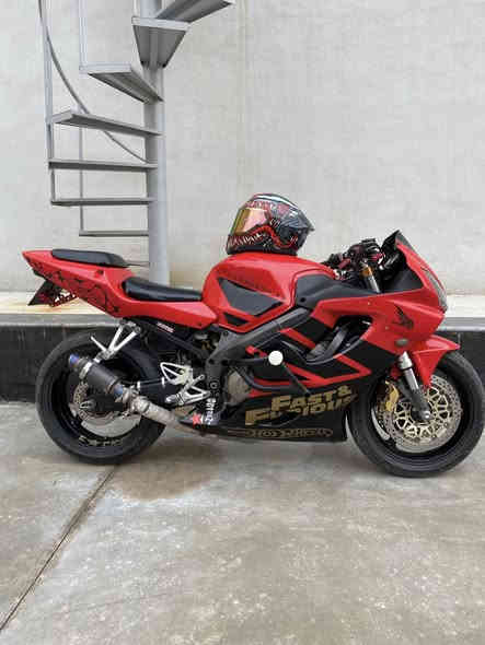 السلام عليكم...
HONDA CBR F4i 600F sport در.
الدراجة وارد يابان نظيفة جداً
مابيها اي نقص و مسويلها ادامه 
(يعني انسى شي اسمه عطل)
و بيها كم شغلة رياضية و ترتيبات
التزويد والاضافات 
ستيرن رياضي 3قطع 
تزويد حدايد عل دروعه 
قبضات رياضية
يدات رياضية
قبضة للراكب الخلفي
الدراجة كاملة مكملة وكلشي بيها شغال
مكاني موصل 
✅✅✅✅✅
دراجه مرقمه رقم نينوى 🔥20037رقم مميز وباسمي 
السعر : 38ورقه 
للاستفسار ***********
