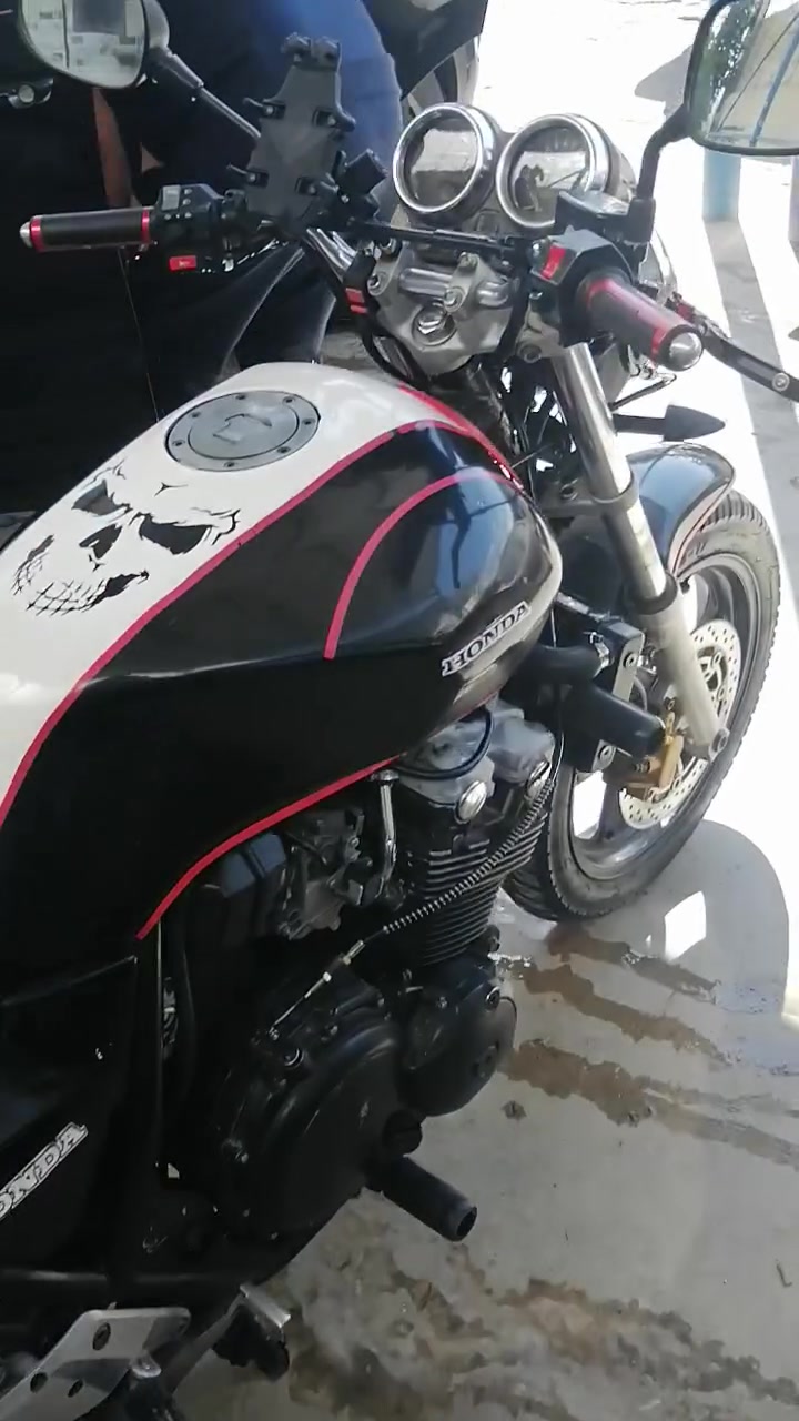 CB400 للبيع كير مكينه بشرط كهربائياتها بشرط ***********
