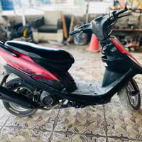 دراجة كهربائية للبيع بحالة جيدة، بلون أسود وأحمر. مناسبة للتنقل اليومي...