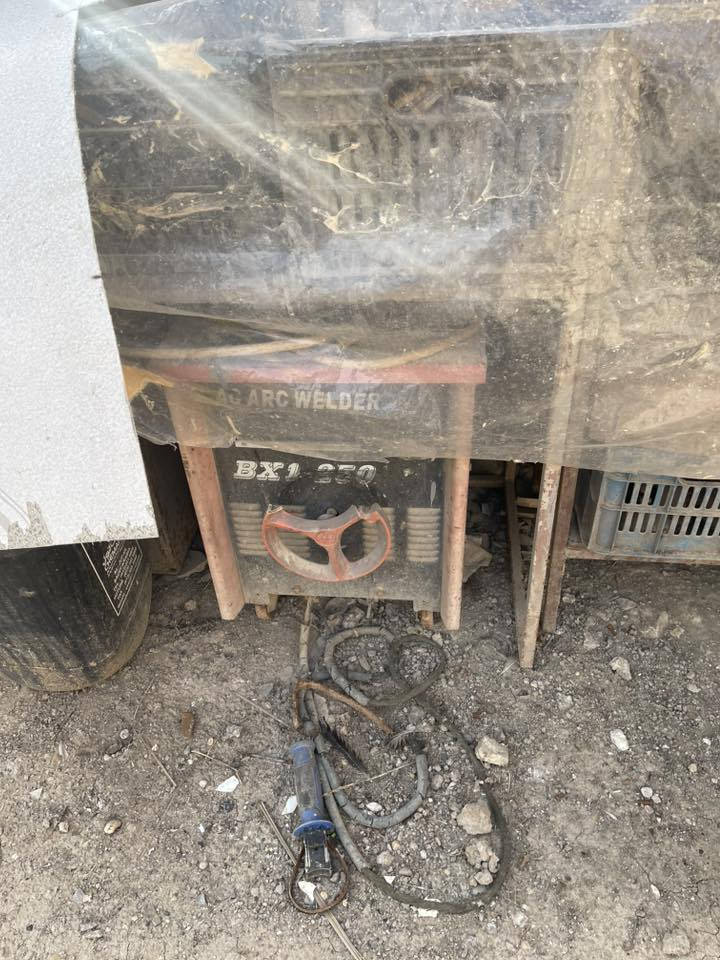 غراض معمل حداده للبيع 
مولده كيه. 30 كيفي
كتر كبير طكتين 
كمبريسر كهربائي 
بنج بلبيت 
تسكا شيلمان 
مكاين لحيم وحده كبيره وحده الكترونيه حجم وسط 
 دريل ثابت حجم صغير 
مكاني دوره ابودشير. 
*********** 
اخوان الشراي يتصل
