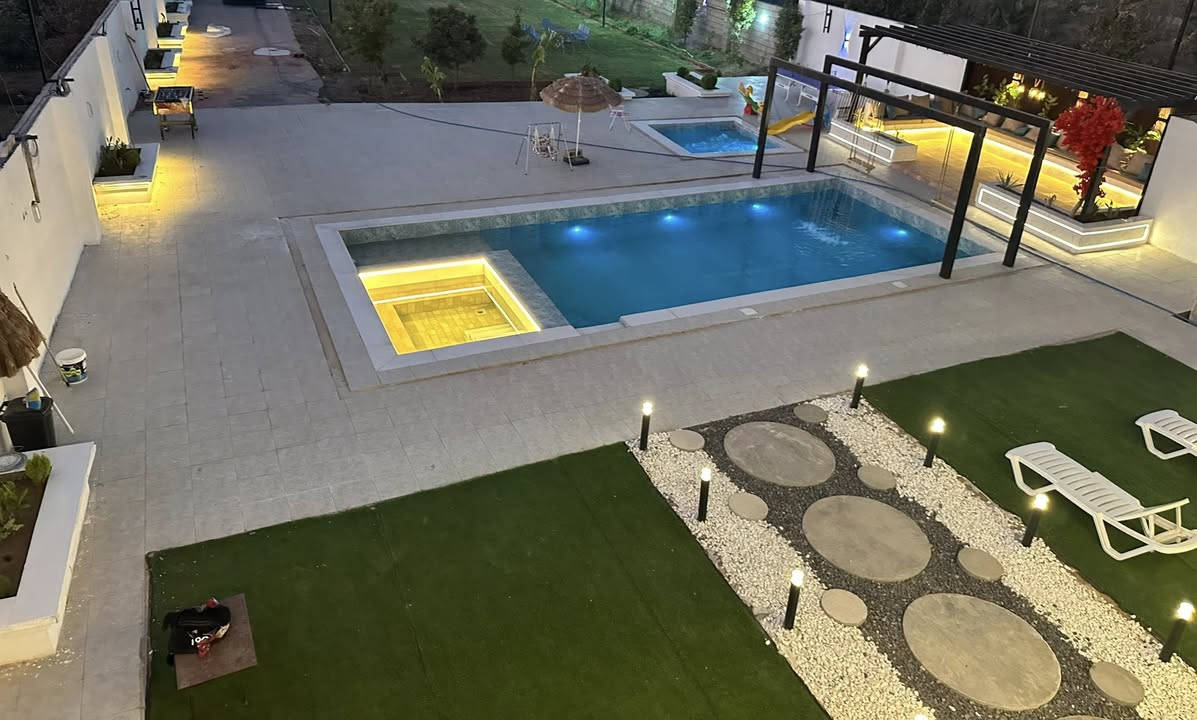 مزرعة قرطاج VIP للعوائل✔️والشباب.  لتأجير المزارع السياحية        
بنظام الشفتات✔️
علما موثقة بتطبيق اجرلي
شفت صباحي من 8الى6 مساءً
شفت مسائي من ال8 الى ال6  صباحاً  
متوفر✔️✔️✔️

حديقة كبيرا جدا تصلح للمناسبات 🎈واعياد الميلاد 🎂🎉
مكان خارجي مخصص لشوي السمك والمشاوي 🍖
كهرباء متوفرا على مدار 24ساعه 👍
ومكيف 24 ساعة بدون انقطاع 🥶
فيشه🏀
مسبح🏊
صاله كبيرا      موثث بشكل لطيف ✔️
🛑2غرف منام 🛌
🛑2صحيات شرقي وغربي 🛀
🛑مطبخ متكامل🍽️ 
🛑كراج كبير 🚗🚙
العنوان بلد 
للحجز الاتصال***********
🛑🛑...
متوفر واتساب
