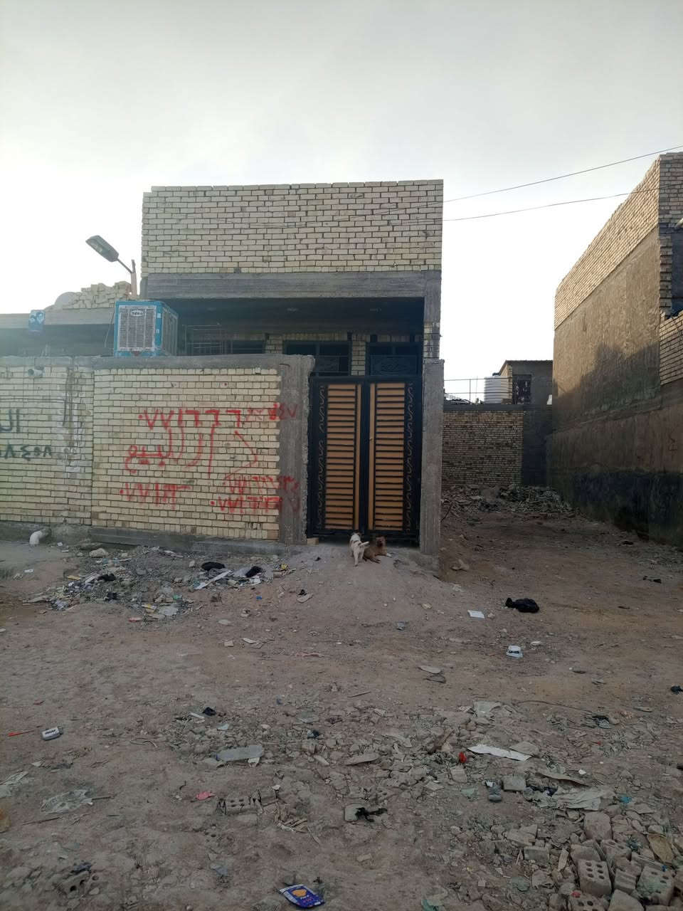 السلام عليكم 

دار البيع 100 م 

كامل عوزه فقط بياض ورضيه توضيح داخل فيديو 

سعر مطلوب 49 لبيع مستعجل لسبب عمليه 

العنوان العبيدي الرئاسة شارع 20 بنهايته مربع السده 

اي ستفسار تصل ***********
