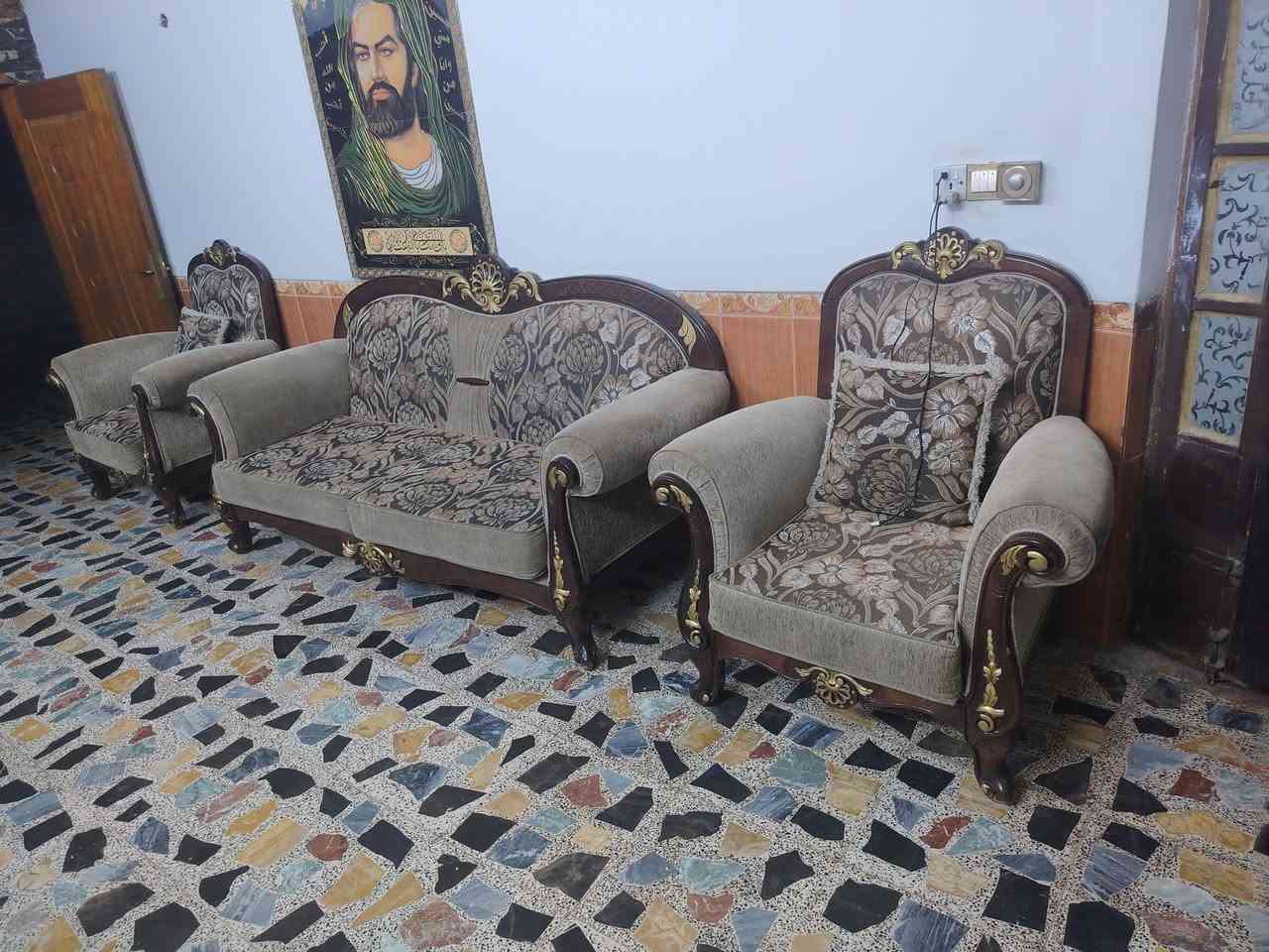 سلام عليكم تخم للبيع تخم نضيف اخو جديد  المكان شعب شارع صحه سعر500وبي مجال ***********
