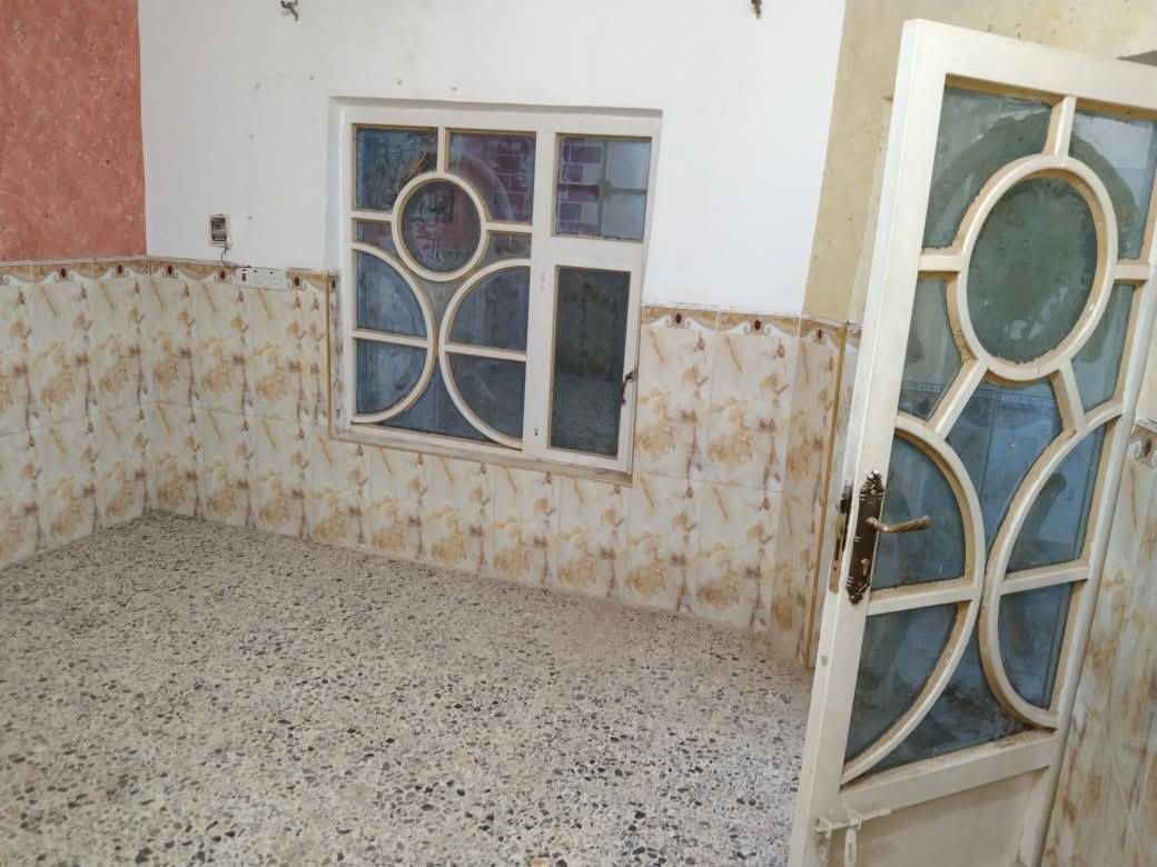 مشتمل للبيع مساحته  100متر  نظيف 
الدار فارغ
يحتوي على غرفة نوم وهول ومطبخ واستقبال 
وصحيات داخلية وخارجية وگراچ
⬅️مبني من البلوك 
⬅️السقف صب كونكريت 
⬅️الأرضية والجدران سيراميك 
⬅️نوع العقار طابو زراعي 
⬅️مرقم من قبل البلدية 
السعر/35مليون وقابل للتفاوض 
♦️عنوان العقار♦️
محافظة واسط 
الكوت حي الحكيم الاولى  
شارع افران الهادي 
يبعد عن طريق العمارة 100متر 

          $$$$$$$$$$$$$$$$$$$$$
للاستفسار الاتصال:
‏‪***********‬‏
