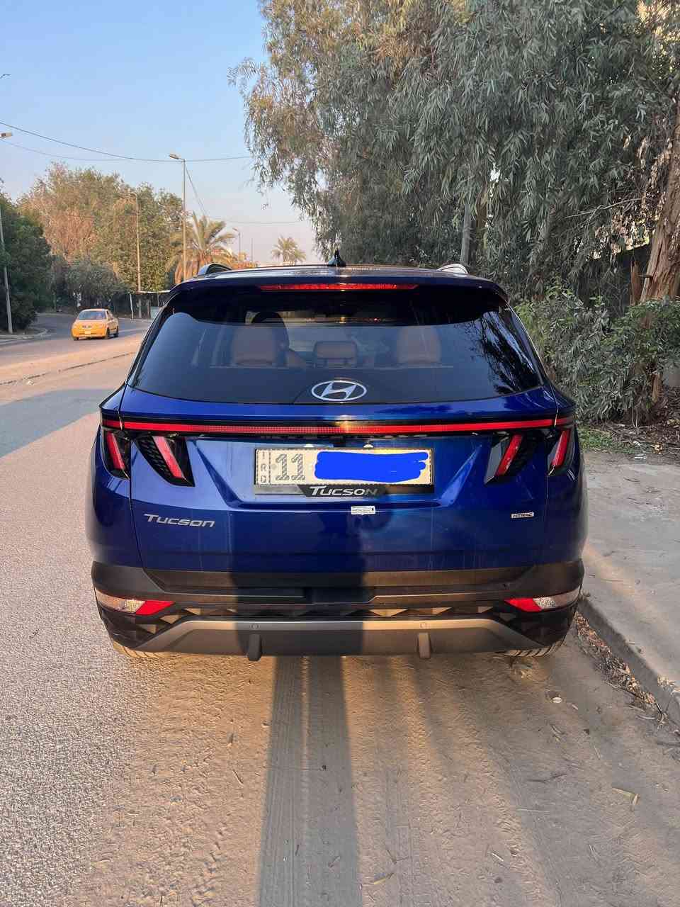 💎 توسان 2024 ليمتد (Limited) – أعلى فئة 1/1 – بحالة الوكالة 💎
​لأهل الذوق والباحثين عن "الراحة والتكنولوجيا"، أعرض لكم هيونداي توسان موديل 2024، أعلى فئة بالوارد الأمريكي (Limited)، سيارة نظيفة جداً وجاهزة من كلشي.
​🚘 المحرك والأداء (GDI):
​المحرك: GDI 2,500 Smart Stream (قوة وعزم وتقليل استهلاك وقود).
​نظام الدفع: HTRAC (دفع رباعي ذكي يسيطر بكل الظروف).
​العداد: ماشية 30,000 كيلو غير قابل للزيادة (بعدها بريحة الشركة).
​🌟 المواصفات والرفاهية (Limited Edition):
​نظام الركن الذكي (Smart Park): تقدم السيارة وترجعها بالريموت بدون سائق (ميزة ممتازة للخروج من الأماكن الضيقة).
​الكاميرات: محيطية 360 درجة (4 كاميرات تعطيك رؤية كاملة لكل زاوية Bird Eye View).
​الأمان والذكاء: قيادة ذاتية ذكية، رادارات كاملة (أمامية، خلفية، وجانبية)، نظام الحفاظ على المسار، وتوقف اضطراري ذاتي.
​الداخلية: جلد أوف وايت (Off-white) ملكي ونظيف جداً، تبريد وتدفئة بالكراسي.
​الخارجية: لون أزرق جميل عليه طبقة "نانو سيراميك" أصلية تنطي لمعة وحماية للصبغ.
​🛠 حالة السيارة والضرر (بكل أمانة):
​الحادث: ضرر أمامي بسيط (بنيد وشباك أمامي فقط).
​الصبغ: صبغ البنيد نفسه "بدون تبديل" حفاظاً على القطع الأصلية.
​الإيرباكات: إيرباك (الدركة والدشبول)الدركة مرجع سيستم  وبدون أي "كود خطأ"، وباقي الإيرباكات سليمة وجاهزة.
​الحالة الفنية: السيارة جاهزة من كل الجوانب
​📄 السعر والتفاصيل الإدارية:
​المكان: بغداد –العدل
​السعر:21000 دولار (شدتين و10 ورقة) – وقابل للتفاوض البسيط للجادين.
​الرقم: رقم بغداد، السيارة باسمي والتحويل مباشر.
​📞 للاتصال والاستفسار:
​***********
