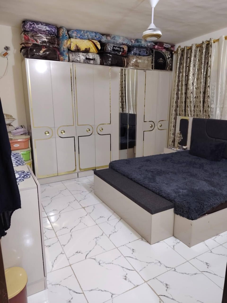 شقه بمجمع جبل عامل قرب التسفيرات طابق رابع نظام مصاعد كهرباء 24 ساعه الخروج منها تطلعوه بسعر مناسب تواصل واتساب على ***********
