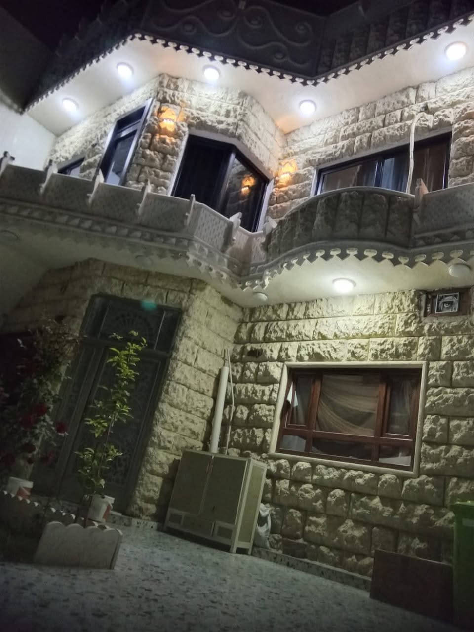 ثلاث دور في دار واحد دار ٢٠٠ متر ركن طابو صرف على شارع عشرين الموقع اسرائ او مفقودين فرع صيدلية تولين الدار مكون من قاطين قاط الاول حديقه وكراج سيارة  استقبال سقف مغربي مع مطبخ مع هول مع غرفتين نوم مع صحيات داخل وخارج والطابق الثاني مكون من مشتملين معزولات درج خارجي كل مشتمل غرفت نوم مع مطبخ مع استقبال مع صحيات الدار بناء حديث الدار نضام عاكسه كهربائي   
حديقه وكراج سيارة 
للاستفسار الاتصال على الارقام التاليه 
***********
***********
