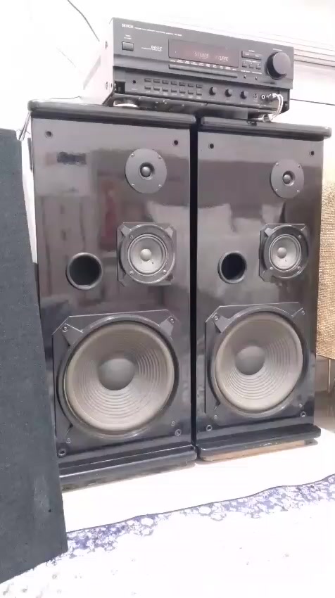 للبيع سماعات Marantz LSP-1412 كلاسيكية - قوة وأداء جبار 🔊
الوصف:
لعشاق الصوت النقي والأنظمة الكلاسيكية (Vintage Audio)، متوفر الآن جوز سماعات Marantz موديل LSP-1412 الغنية عن التعريف، بنظام 3 اتجاهات (3-Way) وتصميم أنيق بطلاء أسود لامع (Piano Finish).
المواصفات الفنية:
✅ النوع: سماعات أرضية (Floor Standing).
✅ القدرة: 170 واط (170W Power Handling).
✅ المكونات: ووفر ضخم 12 إنش للباس العميق + ميد-رينج 4 إنش + تويتر 1 إنش.
✅ المقاومة: 8 أوم.
✅ الحساسية: 91 ديسيبل (صوت قوي بجهد أقل).
✅ الحالة: (اكتب هنا حالة السماعات، مثلاً: ممتازة، شبه جديدة، أو مخزنة).
السماعات مثالية للحفلات المنزلية أو لإنشاء نظام سينما منزلية بصوت سينمائي حقيقي.
السعر: [800$] بيه مجال بسيط
الموقع: [ألسماوه_ألمثنى]
للتواصل: خاص


**إذا كنت صاحب هذا الإعلان وتريد حذفه لأي سبب، رجاءا أرسل رسالة إلى الدعم الفني**