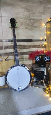 تحية طيبة توفر جيتار للبيع تفاصيل بالصورة جديد غيرمستخدم تواصل وتساب ٠...