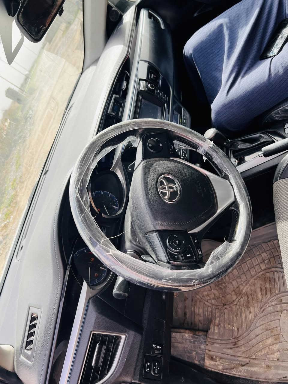 لون ابيض ثلجي سياره حيل حلوه مواصفات  تحكم ستيرن شفتات
ويل كب  سبورت رياضي اصلي بلادي
بيها  ثلاث قطع  جاملغ وبنيد وباب خلف السكن مبدل بلادي
السعر ١١٨ وبيها مجال قليل مكان السياره المسحك يرهم مراوس بكورلا ٢٠١٠

***********
