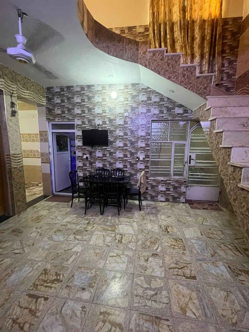 بيت للبيع مساحه 120 على شارع 20 عام تجاري في منطقة الرئاسة قرب أبو علي الدراجي
البناء 2019 يحتوي على استقبال ومطبخ وصالة وغرفه وايضاً صحيات وحمام داخلي 

والمنطقة تحتوي على ماء وكهرباء ومجاري وارصفة وإنترنت 
والتبليط قيد الإنشاء 

السعر 105 وبي مجال 

للاستفسار ع الرقم ***********

