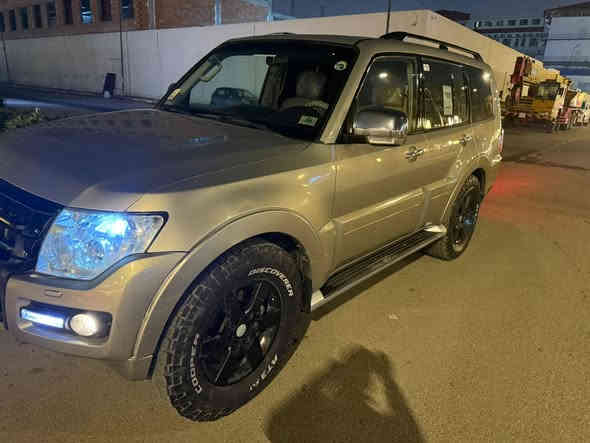 السلام عليكم للبيع باجيرو موديل 2008 حبتور كويتي خليجي فول مواصفات حجم المحرك 6 سلندر 3800 مكفوله كفاله عامه بدون ضرر ولا صبغ رقم بغداد مشروع وطني تحويل ثاني يوم 
كشنات جلد كهرباء تدفئه تبريد اشارة بالمري شفط ترحيب تحكمات ستيرن فتحه تبريد ٣ قطع وحساسات خلفيه كامره مع ثلاجه وتخم تاير جبلي كير ومحرك خير من الله (محرك مفتوح) كفاله السياره حيل نظيفه السعر ١٢٥ وبيها مجال اتصل وتدلل (***********) بدون مراوس مستعجل
