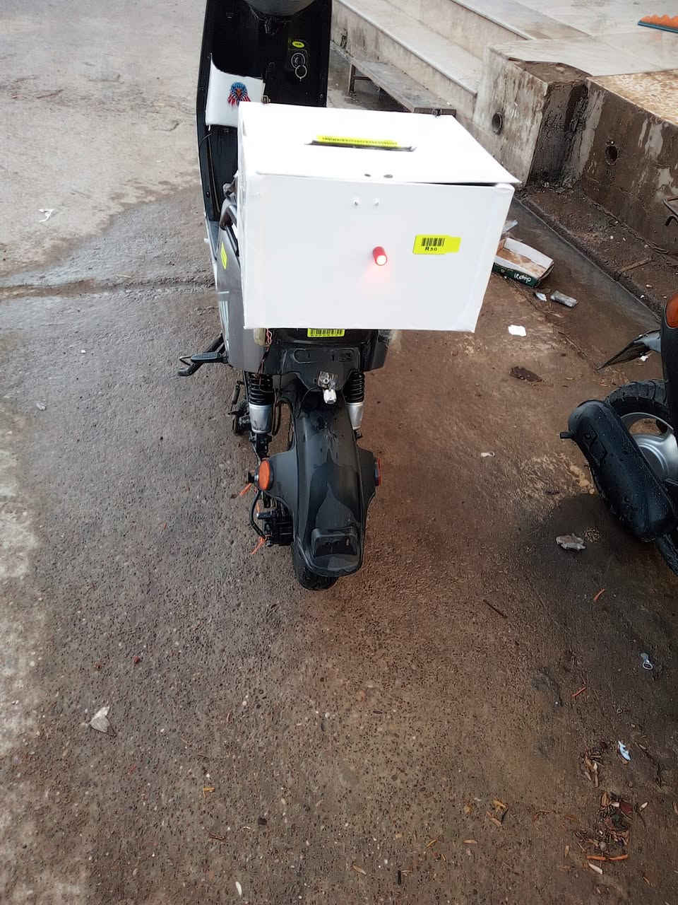 السلام عليكم ورحمة الله وبركاته 
عندي ماطور شحن للبيع فقط فقط 
بدون جنطه 
مواصفات 
4 نمر 
6 بطاريات دبل مو العادية
مثبت سرعة 
اشاير يمين يسار 
دبل اشاير 
دبلات شغاله وراء وكدام 
شاشه تحديد العطلات والسرعه والكيلو مترات 
سكرترات اصليه مال شركه 
لون رصاصي أو فيلي 
زوج امرايات اصليه 
شاحنه اصليه 
لايت عالي ناصي 
تايرات جديد لوك 
مكاني موصل ايسرحي الفلاح الأولى 
مقابل تيم ماركت


**إذا كنت صاحب هذا الإعلان وتريد حذفه لأي سبب، رجاءا أرسل رسالة إلى الدعم الفني**