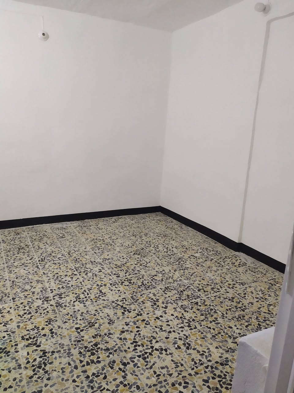 دار للأيجار المساحه......  150 متر
السعر   ........... 300 الف ايجار 
العنوان...............  الكوفة علوة الفحل شارع تبليط
يحتوي على....... (غرفه  نوم واستقبال  ومطبخ ..صاله..صحيات داخلية وخارجية مكشوفات عدد 2 )
(ماطور..خزان ماء عدد 2..سخان عدد 2  .. وخط مولد) 
دار جديد شارع تبليط   جاهز من كلشي دينار متخلي عليه منطقة كلش حلوه الاتصال ***********
