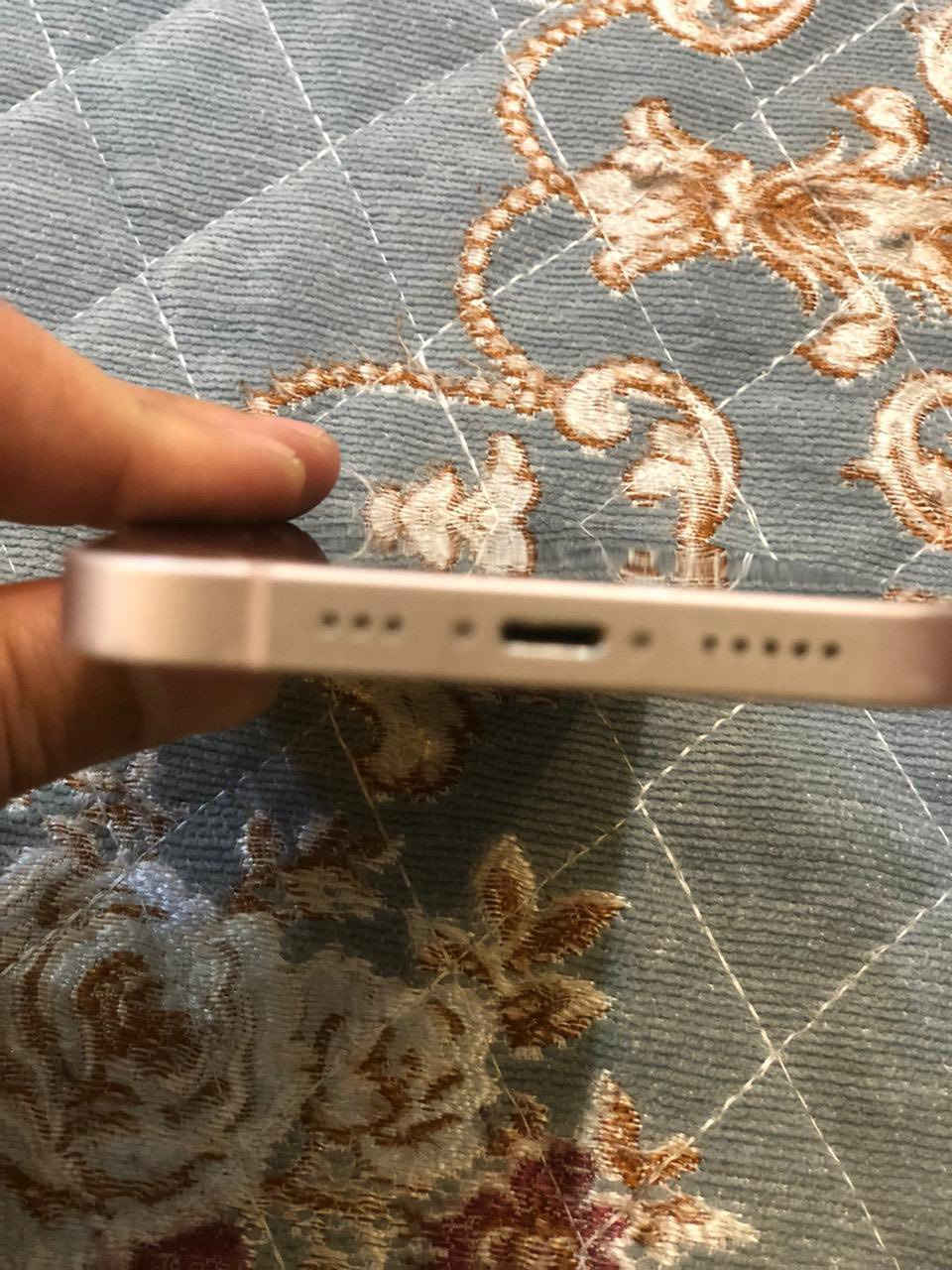 للبيع iPhone 13 عادي
• السعة: 128 GB  

• اللون: وردي  

• نسبة البطارية: 77%  

• الجهاز يعمل بشكل طبيعي ولا توجد مشاكل في الأداء أو اللمس.  

• يوجد كسر بسيط في زجاج أسفل الشاشة فقط، ولا يؤثر نهائياً على الشاشة أو اللمس أو الاستخدام.  

• الجهاز بحالة جيدة للاستخدام اليومي.

العنوان: حي البنوك

للاستفسار والمفاوضة على السعر التواصل على الخاص.

***********

السعر 280 قفل
