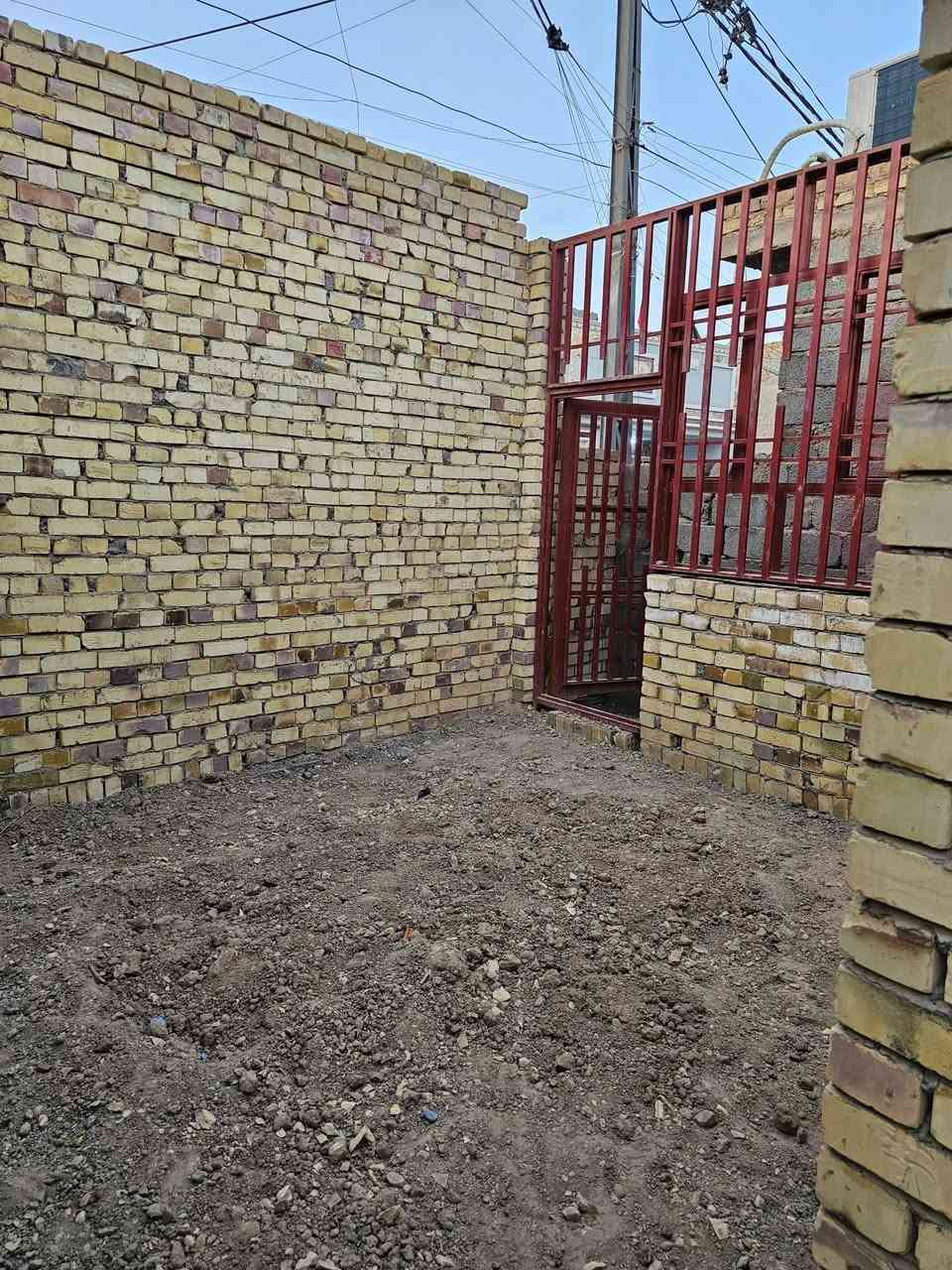 هيكل للبيع مساحه 120 متر غرفتين صاله ستقبال مطبخ صحيات خارجيه داخليه البناء طابوك جمهوري شبابيك تفصال 
الموقع طويريج حي الجمعيه شارع ام البنين البيت ركن 
سند 25 طابو 
السعر وباقي التفاصيل خاص
مراجعت مكتب ابو ميار للعقار في حي الجمعيه 
***********
***********
