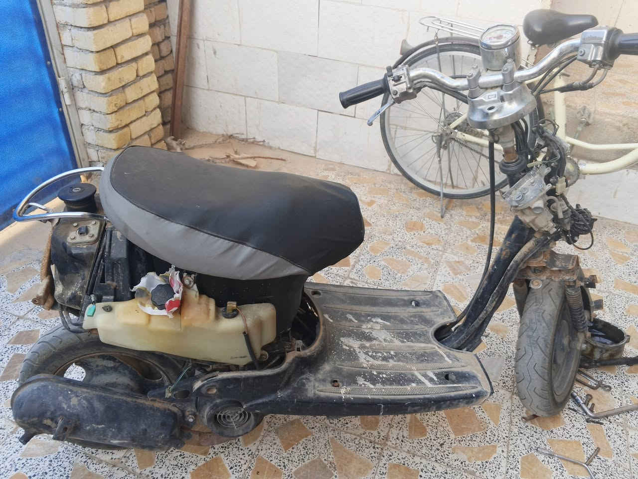 سلام عليكم 
دراجه عبد الحليم للبيع نضيفه بمعنا الكلمه 
بس الصور ضالمتها عوزها تجفيت يعني كايمه ما تشتغل
تواير جديده كشن جديد جوزه اصليه
السعر 85وبيها مجال قليل كلش 
الاتصال *********** بي واتساب
المكان ابورمانه
