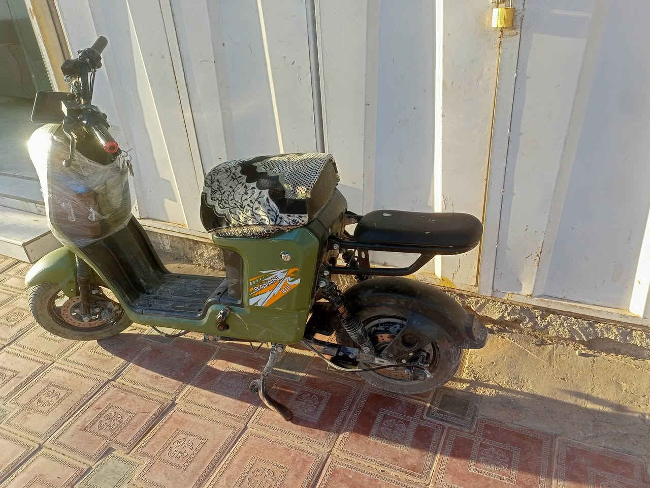 السلام عليكم شباب بايسكل. R10 للبيع كامل مكمل مع شاحنه و مواصفات Rرجوع إلى الخلف هورن اشاره يمين يسار دبل اشاره لايت عالي ناصي بطاريات خمسه الكبار قفل ستيرن جاملخ امامي و خلفي و باقي العديد من المواصفات 
السعر 450 و بي مجال 
رقمي متواجد واتساب و خط هاتف ***********
