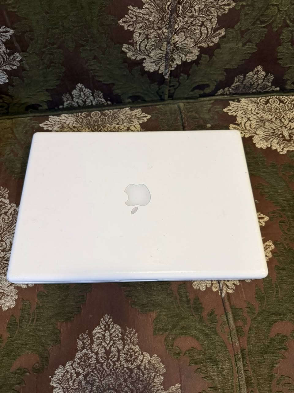 لابتوب ابل بدون شاحنه  اببعه هيج فحم  قفله 50
***********
