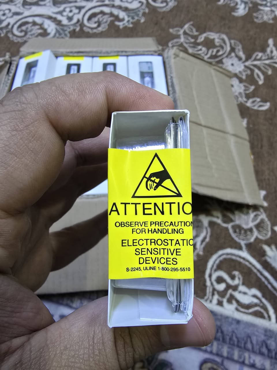 السلام عليكم ورحمة الله وبركاته 
J4859D.
نوع الجهاز: SFP (Small Form-factor Pluggable)، وهو جهاز قابل للتركيب والاستبدال أثناء التشغيل (Hot-swappable).
السرعة: 1 جيجابت في الثانية (1G / 1000BASE-LX).
نوع الألياف الضوئية: ألياف أحادية النمط (SMF - Single Mode Fiber).
المسافة المدعومة: تصل إلى 10 كيلومترات.
نوع الموصل: LC Duplex.
الطول الموجي: 1310 نانومتر. 
متوفر ٣٠ قطعه 
سعر المفرد ،15 الف
سعر الشلع 300 الف


**إذا كنت صاحب هذا الإعلان وتريد حذفه لأي سبب، رجاءا أرسل رسالة إلى الدعم الفني**