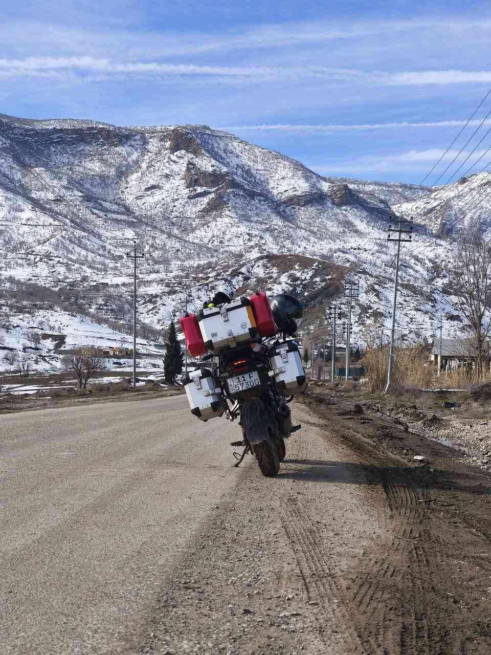 السلام عليكم
Benelli TRK 251 للبيع بدون مراوس 

الأضافات البيها ( استيراد شخصي و مو تجاريات ) :

- درع خاص مالتها

- الصناديگ البلادية مال بينيلي عدد 3

- دبات 5L ثنين وية قفل اصليات

- شاشة اندرويد اوتو و كار بلي لمس اصلية و سلسة ( الكيبل مالتها موجود بس مرابطها عالتشغيل استخدمها بال USB )

- جامة امامية طويلة تحمي من الهوا و الحشرات ( استخدمها بالسفر ) و الجامة البلادية هم موجودة 

- درع ايد باليدات

- قارئ ڤولتية و جداحة و منافذ USB شحن سريع

- ستاند اصلي مانع اهتزاز ( يفيد للايفون و اي موبايل بيه OIS لان يعطل الكاميرا مالتك اذا تستخدم ستاند بدون مانع اهتزاز ) يدعم شحن لاسلكي سريع 15w و منفذين TYPE C و USB عادي ثنينهن شحنهن سريع

- كب هولدر

- قارئ ضغط و حرارة التايرات وية ساعة

- استرايح ايد للراكب +  اسفنج عالصندوك بظهر الراكب

-حمالة طفاية حريق 
ماشية 19 الف وعليها ادامة بلكات وزنجيل وكلجات ودهن

مكانها بغداد السيدية 

السعر 5 ملايين وبيها مجال للشراي 
للتواصل:***********
