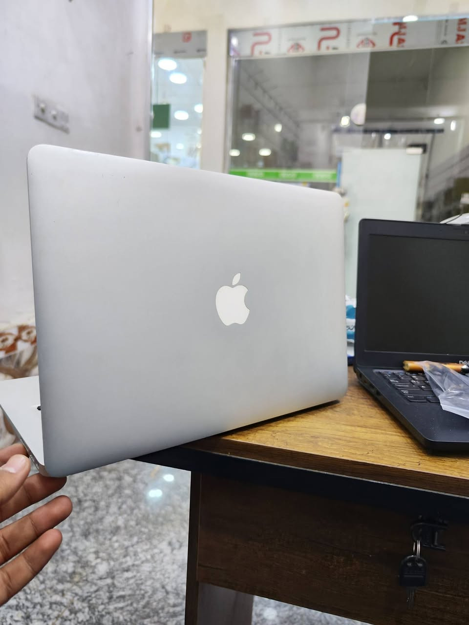 السلام عليكم
ماك بوك اير 2017 
معالج core i5 gen 7 
ذاكرة 128 ssd nvme
الرام 8 كيكا 
السعر فقط 320 الف 
توصيل متوفر


**إذا كنت صاحب هذا الإعلان وتريد حذفه لأي سبب، رجاءا أرسل رسالة إلى الدعم الفني**