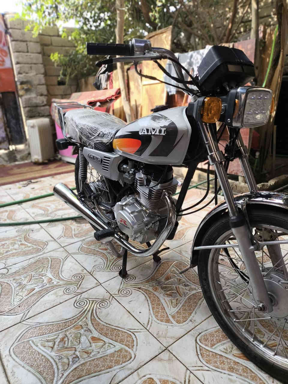 دراجه ايراني أدوات بس رقم شاصي موجود محرك رابيدو جديد ما مفتوح الدراجه تعمير جديد نظافتها موجوده بالصور وشوف العين السعر 700 وبيه مجال  مكاني القرنة هاذ رقم *********** موجود واتساب
