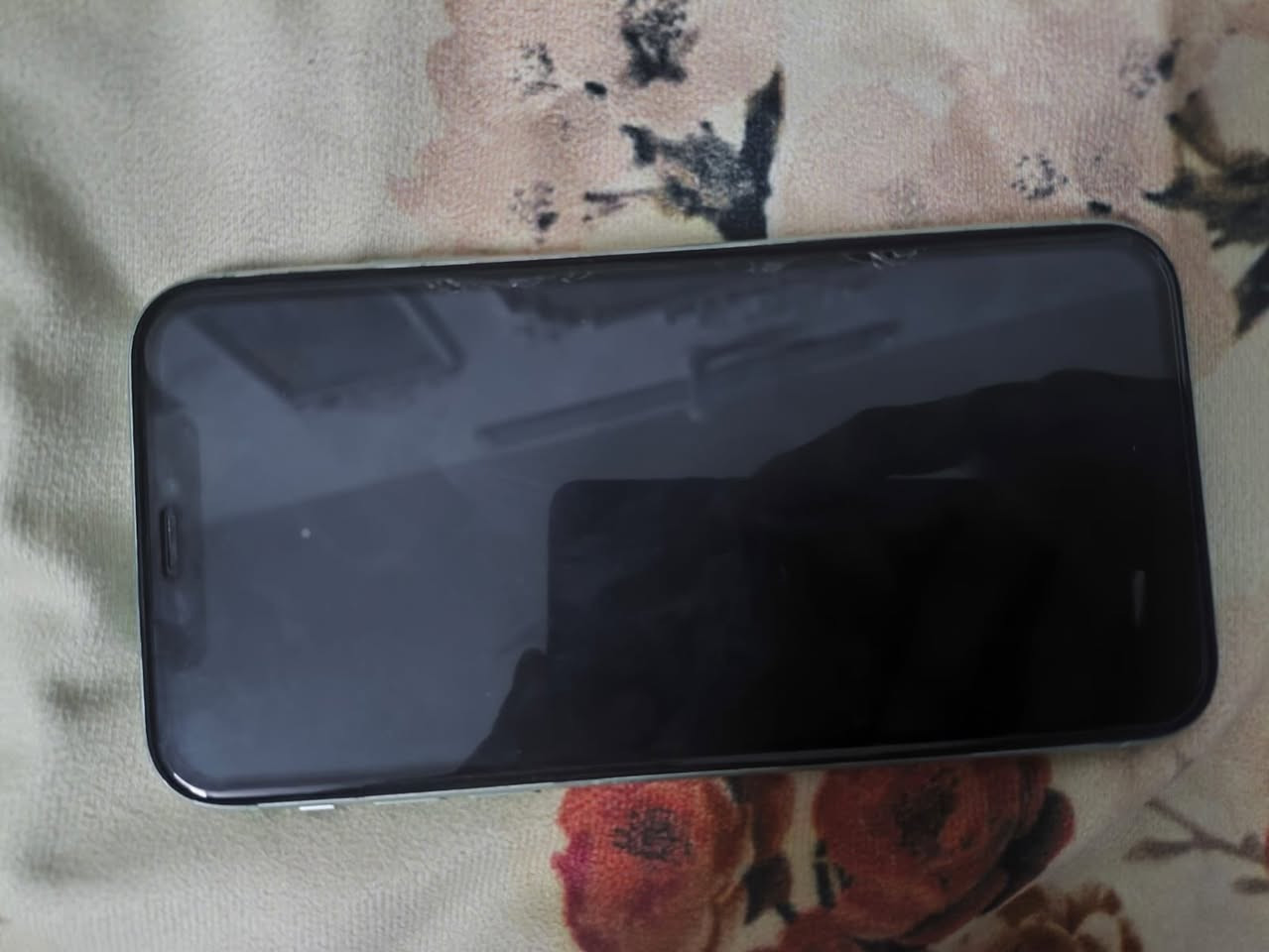 السلام عليكم ايفون ١١ عادي  ذاكره ١٢٨ كلش نضيف ومامفتوح البطارية ٩٣ معلاية (مصعدة)عنوان شهداء العبيدي الاستفسار *********** متواجد واتساب
