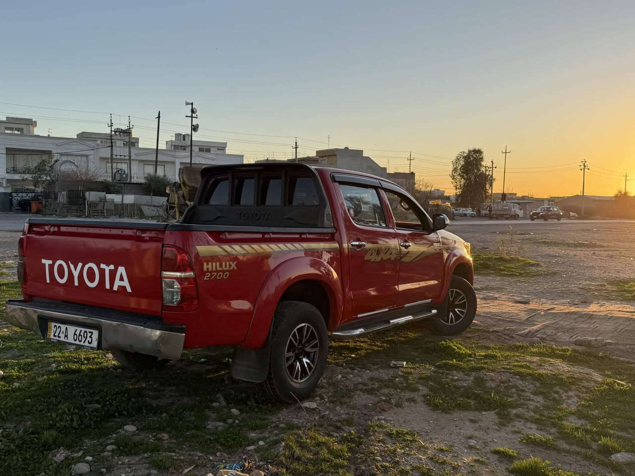 هـــــایلۆکس ـ2010 پێشی کرایتە 2014 سه ياره كي  زؤر جوان و بي مه سروفه    پارجه ره شه له سه ر ساعه ي لە سقفی یەک بست سبوخ هەیە بؤدي بيلاده مه كينه  باشرت  بيش و بشت  كە پسەپە
  ته قه  و ره قي به شه رته   ٤تاي و مويلي نويه  
شوين هه ولير 

***********

ئـەگەر سەیارەکەت دەفرۆشیت نامە بنێرە با بلاوی کەینەوە لۆت
